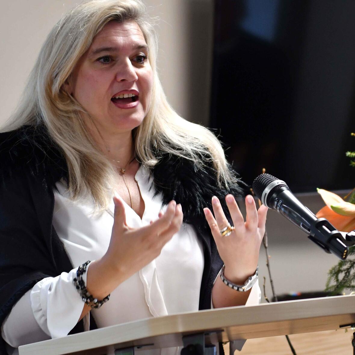 Die bayerische Staatsministerin Melanie Huml hält den Festvortrag zur Wiedereröffnung des Seniorenheims St. Afra. (Foto: Nicolas Schnall / pba)