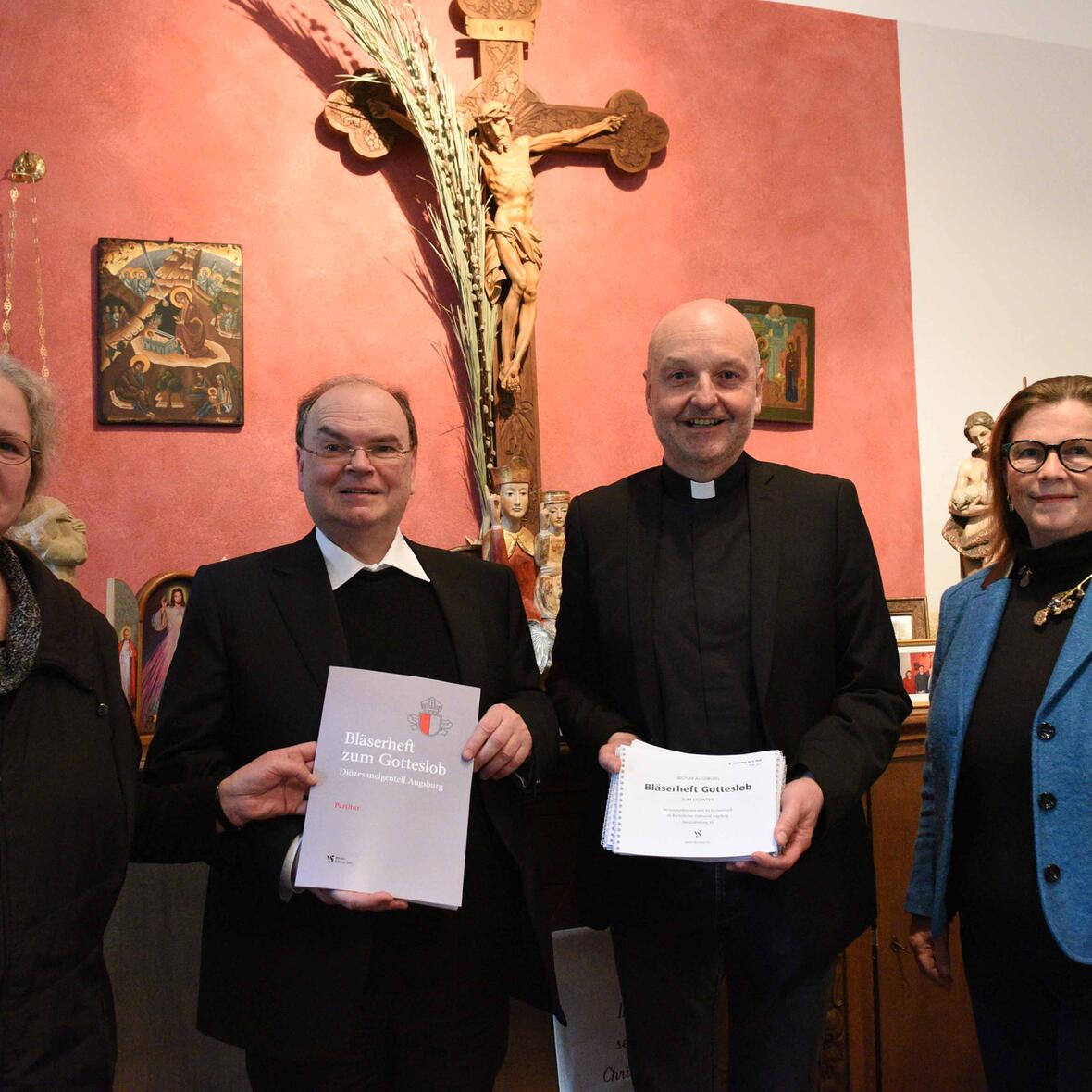 Heute wurde das Bläserheft Diözesanadministrator Prälat Dr. Bertram Meier vorgestellt: (v.l.) Domorganistin Claudia Waßner, Diözesanadministrator Prälat Dr. Bertram Meier, Pater Stefan Kling, Leiter des Amts für Kirchenmusik und Prof. Dr. Gerda Riedl, Leiterin der "Hauptabteilung VI: Grundsatzfragen". (Foto: Daniel Jäckel / pba).  