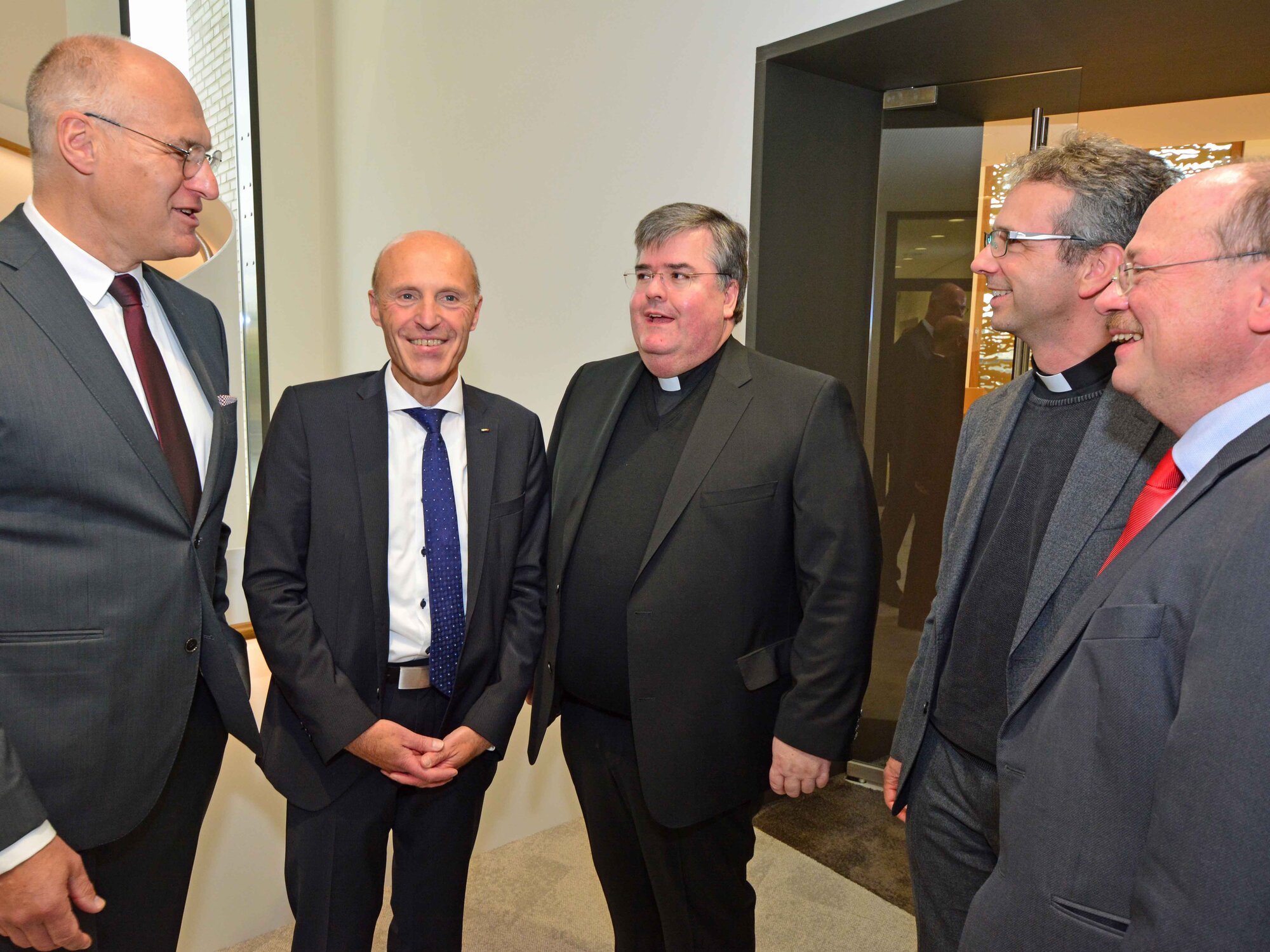 Gute Laune am Rand der Segnungsfeier mit (v.l.) Oberbürgermeister Dr. Kurt Gribl, KJF-Chef Markus Mayer, Domkapitular Harald Heinrich, Domkapitular Armin Zürn und KJF-Aufsichtsrat Dr. Rudolf Wittmann.