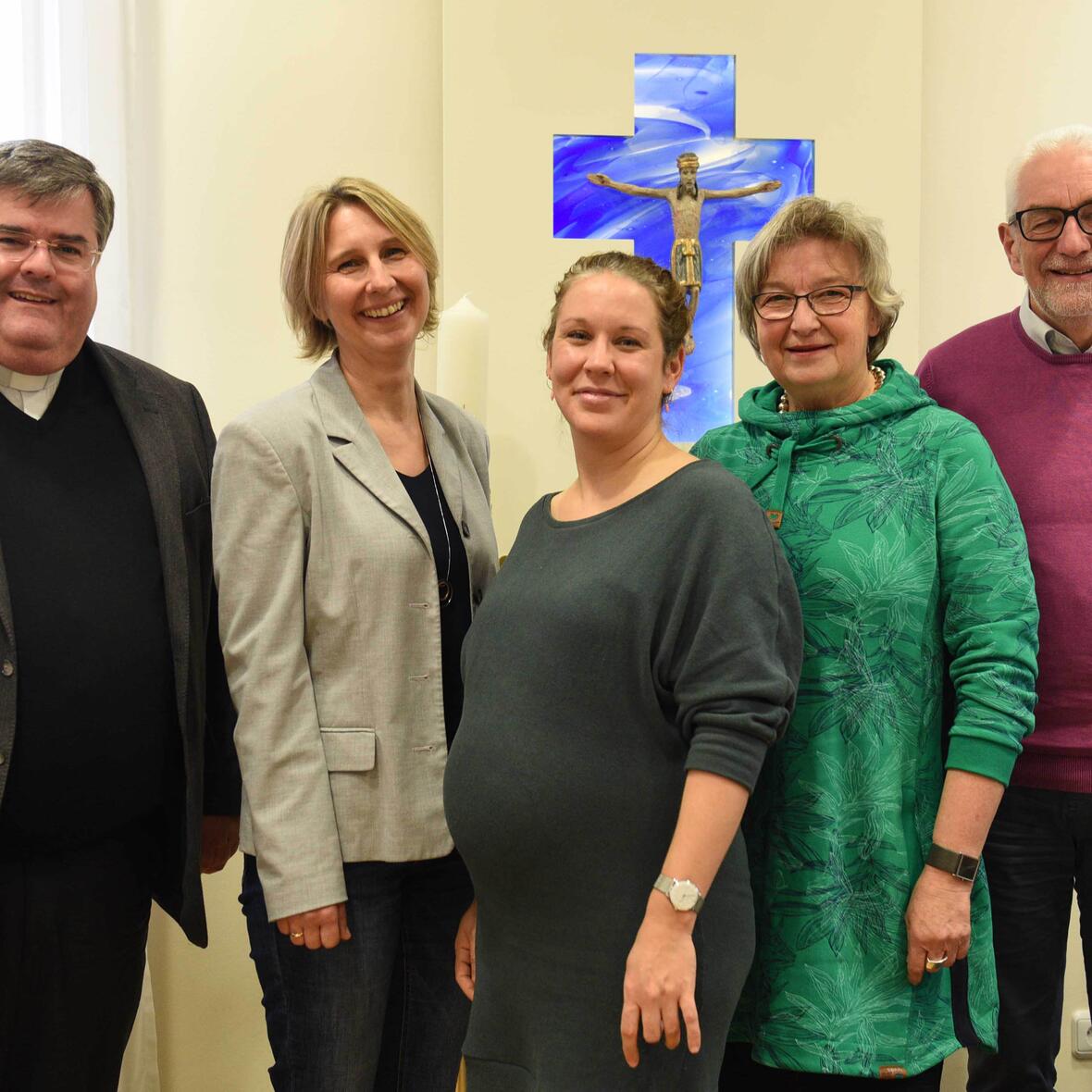 Als Tandems haben sie am bundesweiten Mentoring-Programm teilgenommen. Domkapitular Harald Heinrich ist dankbar für das Engagement der Mitarbeiter: (v. links) Domkapitular Harald Heinrich, Heidelinde Hentschke, Marlene Gölz, Maria-Anna Immerz und Dr. Ulrich Hörwick (Foto: Maria Steber / pba).  