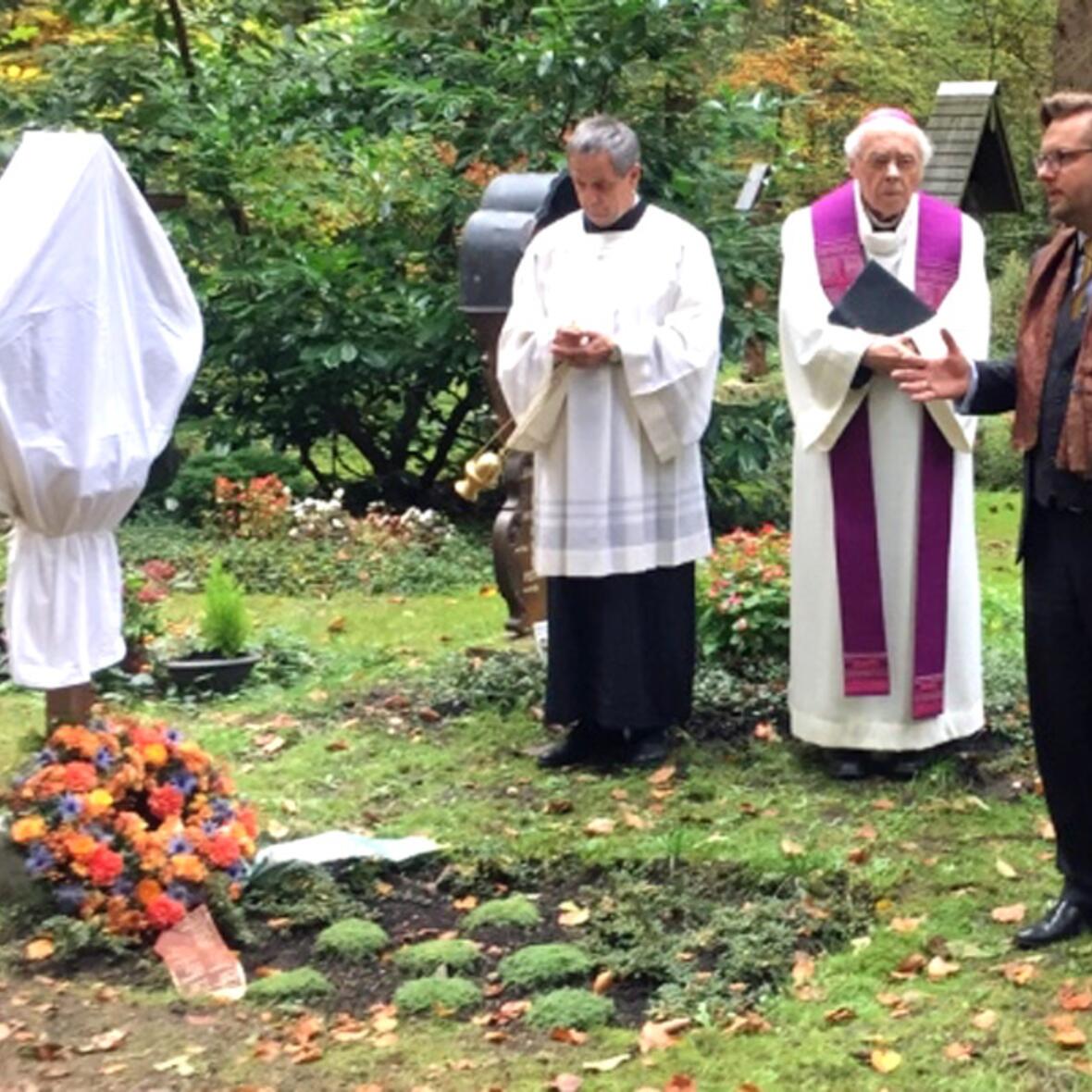 Bei der Segnung der  wiederhergerichteten Grabstätte von Karl Kraft. (Foto: Karl-Kraft-Gesellschaft)