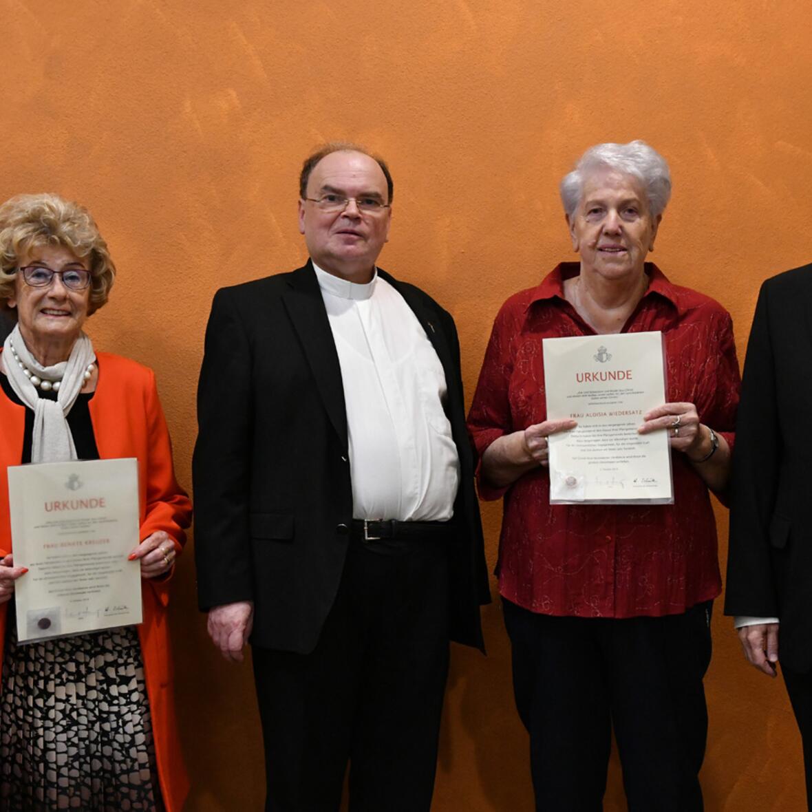 Das Bild zeigt die Geehrten Luise Wiedersatz (2.v.r.) und Renate Kreuzer (2.v.l.) gemeinsam mit Diözesanadministrator Prälat Dr. Bertram Meier (Mitte), Domkapitular Armin Zürn (links) und Domkapitular i.R. Monsignore Franz-Reinhard Daffner (rechts). (Foto: Daniel Jäckel / pba)