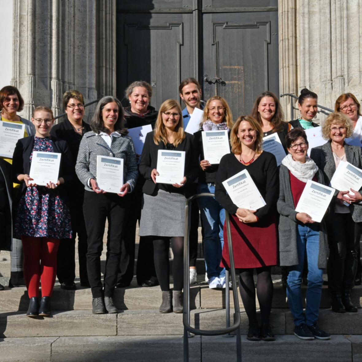 In einem zweijährigen Kurs haben sie das Zertifikat zur Pädagogischen Fachkraft erworben. Entwickelt und begleitet wurde der Kurs von Margret Färber, Leiterin des Fachbereichs Pastoral in Kindertageseinrichtungen. (Foto: Daniel Jäckel / pba)