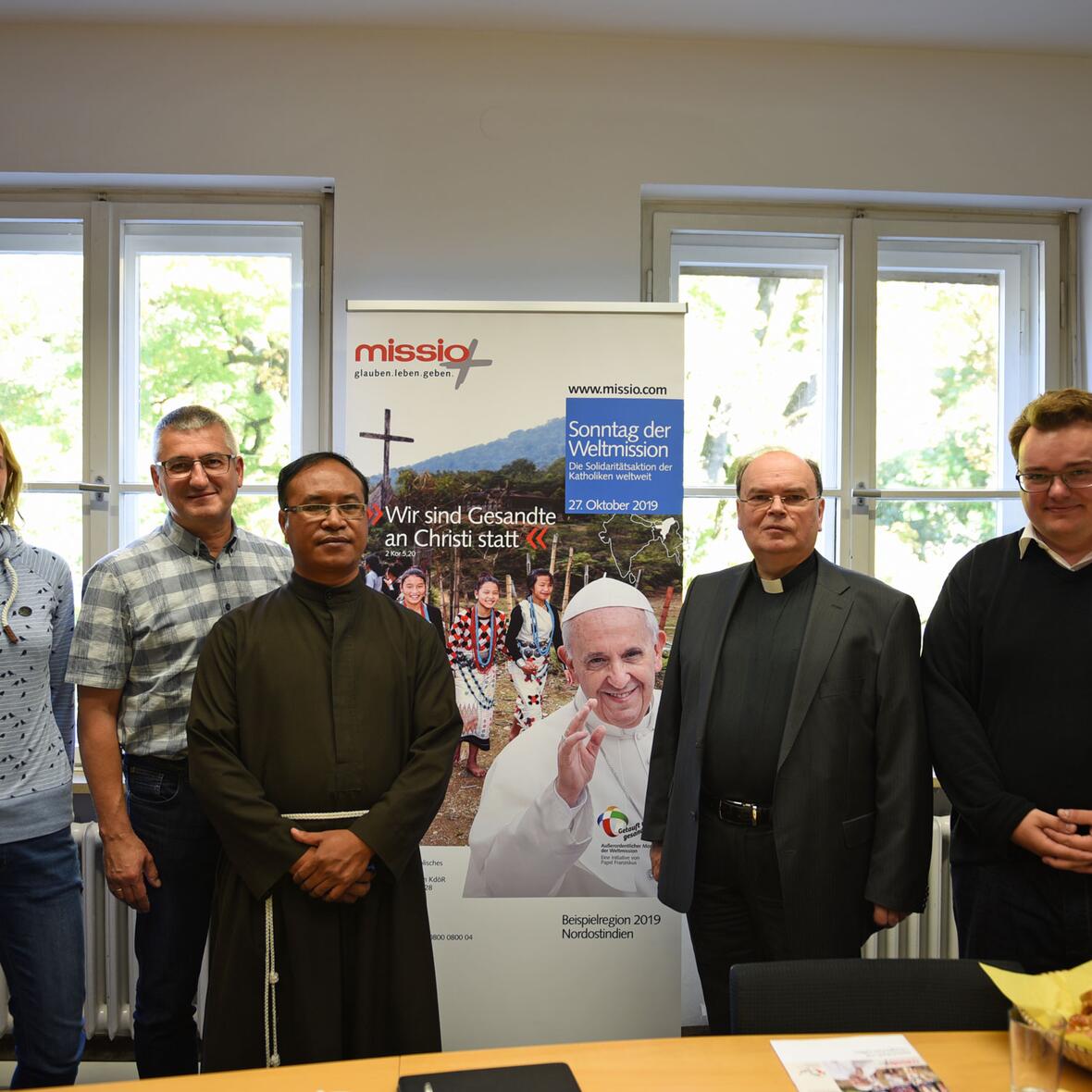 V.l.n.r.: Maria John (missio), Anton Stegmair (Leiter Abteilung Weltkirche), Br. Collinsius Wanniang CMSF, Diözesanadministrator Dr. Bertram Meier, Dr. Peter Frasch (Referent Abteilung Weltkirche) (Foto: Julian Schmidt / pba)