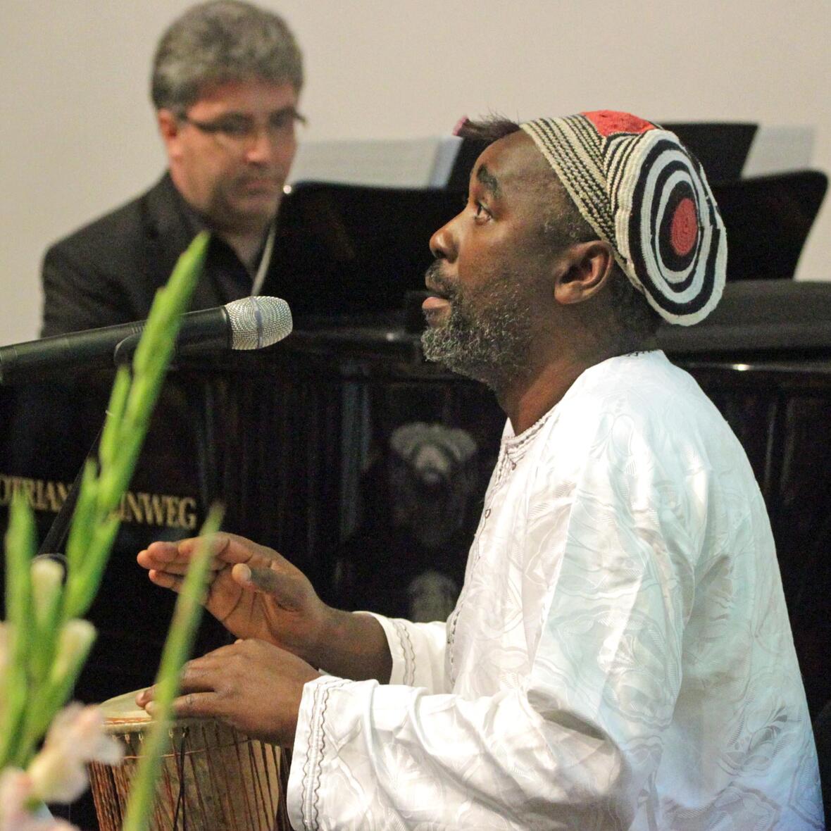 Die beiden Musiker Peter Bader und Njamy Sitson begeistern mit internationalen Rhythmen und Melodien...