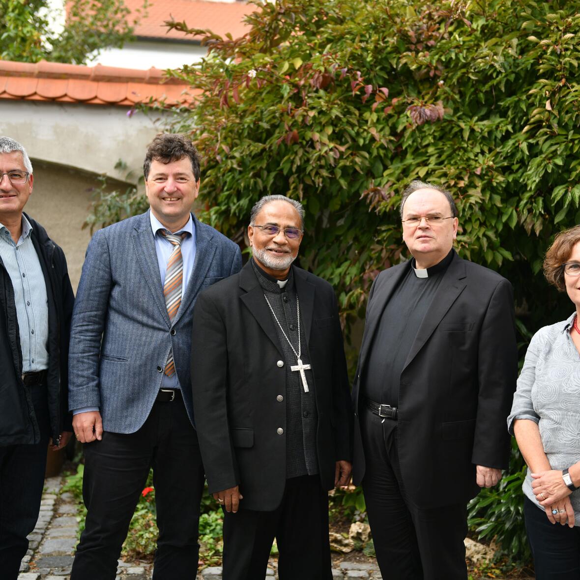 (v.l.) Anton Stegmair, Leiter der Abteilung Weltkirche, 3. Bürgermeister Dr. Stefan Kiefer, Bischof Thomas Thuruthimattam CST, Diözesanadministrator Dr. Bertram Meier und Projektreferentin Andrea Decke (Foto: Julian Schmidt / pba).