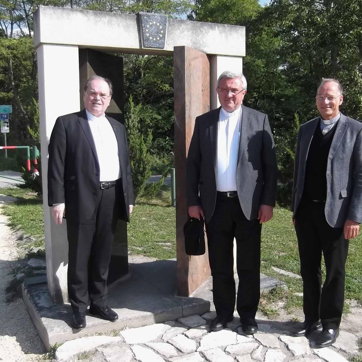 Vor einer symbolisch geöffneten Tür an der ungarisch-österreichischen Grenze bei Sopron, wo vor dreißig Jahren das paneuropäische Picknick stattfand: (v.l.) Prälat Dr. Bertram Meier, Bischof Andras Veres von Györ, der Vorsitzende der Ungarischen Bischofskonferenz, und Pfarrer Dr. Christian Hartl, Leiter des Bischöflichen Hilfswerks RENOVABIS. (Foto: Hauptabteilung Seelsorge)