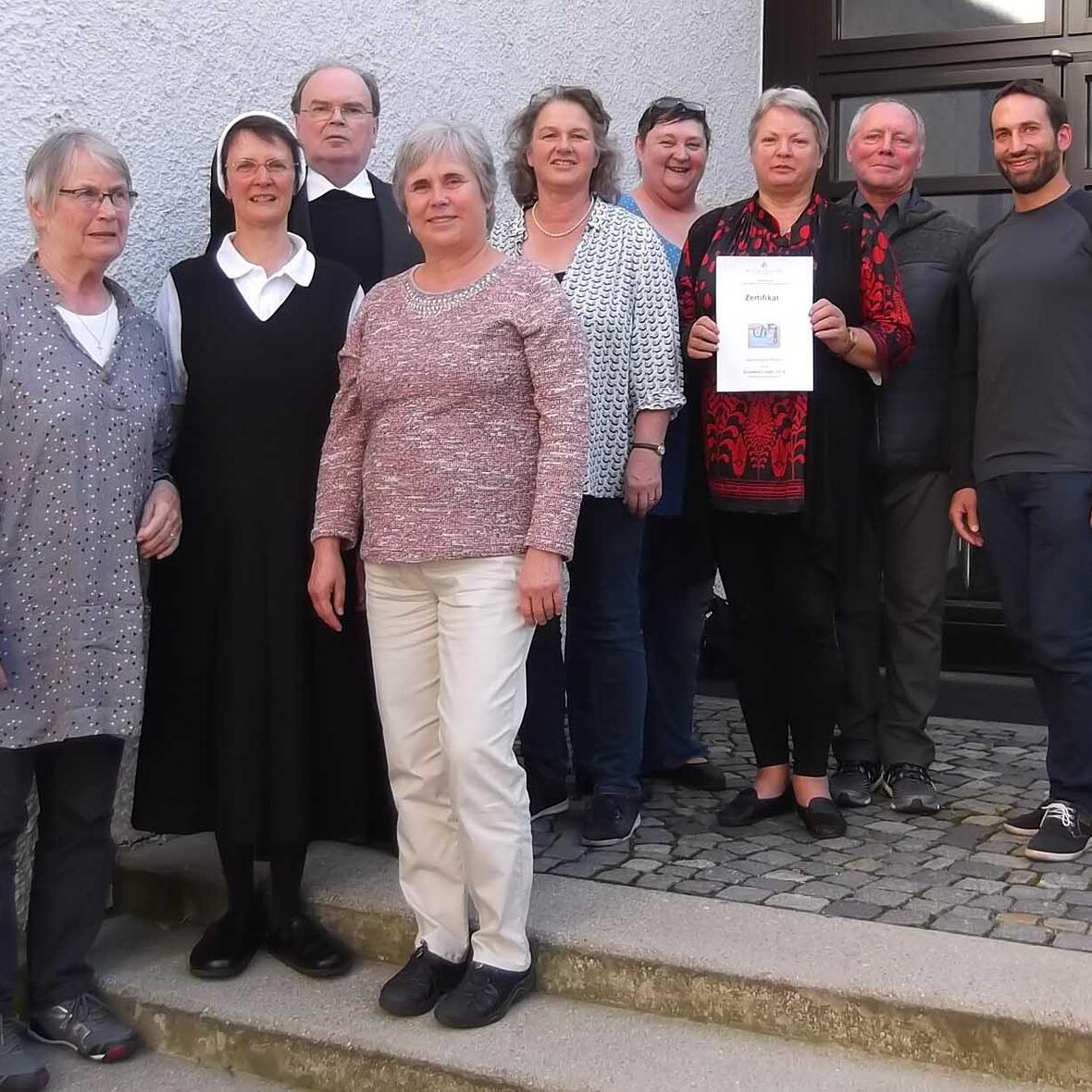 Die Teilnehmerinnen und Teilnehmer des Grundkurses Islam mit Diözesanadministrator Prälat Dr. Bertram Meier (dritter von links) und der Kursleiterin Sr. Dr. Theresia Wittemann OSF (zweite von links). (Foto: Hauptabteilung Seelsorge)