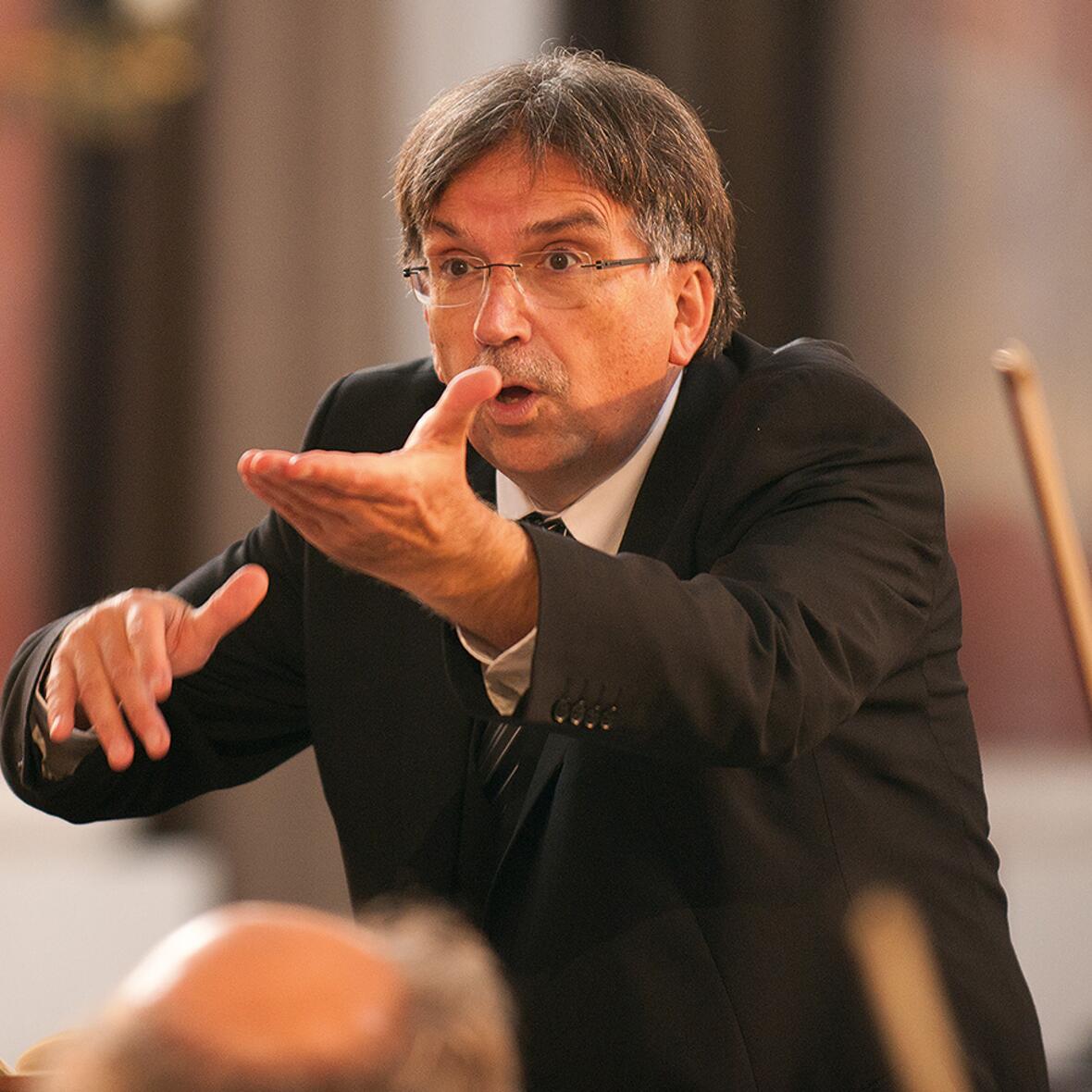 Domkapellmeister Reinhard Kammler, hier bei der Aufführung des "Messias" in Günzburg im vergangenen Jahr, legt sein Lebenswerk ab nächstem Jahr in jüngere Hände. (Archivfoto: Augsburger Domsingknaben / Bernhard Gastager)