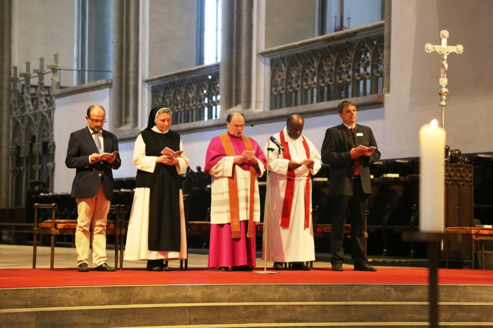 Beim Kreuzweg im Augsburger Dom (v.l.): Georgios Vlantis, Geschäftsführer der Arbeitsgemeinschaft Christlicher Kirchen in Bayern; Äbtissin Gertrud Pesch, Abtei Oberschönfeld; Diözesanadministrator Prälat Dr. Bertram Meier; Mussie Zerai, Priester der eritreisch-katholischen Kirche; Florian Ripka, Geschäftsführer von KIRCHE IN NOT Deutschland. (Foto: KIRCHE IN NOT) 