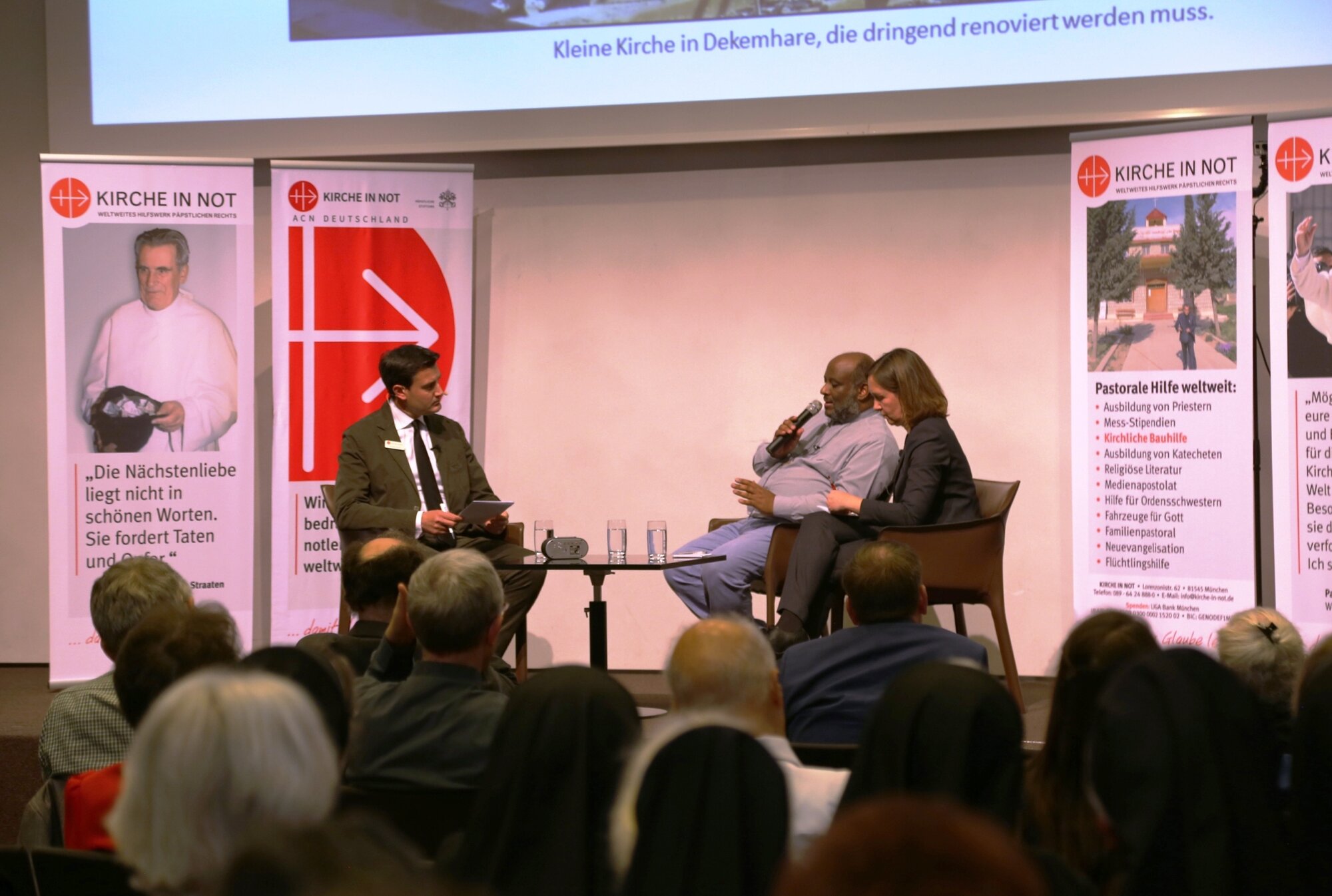 Podiumsgespräch mit dem Priester Mussie Zerai (Mitte) über die Situation der Christen in Eritrea. (Foto: KIRCHE IN NOT)