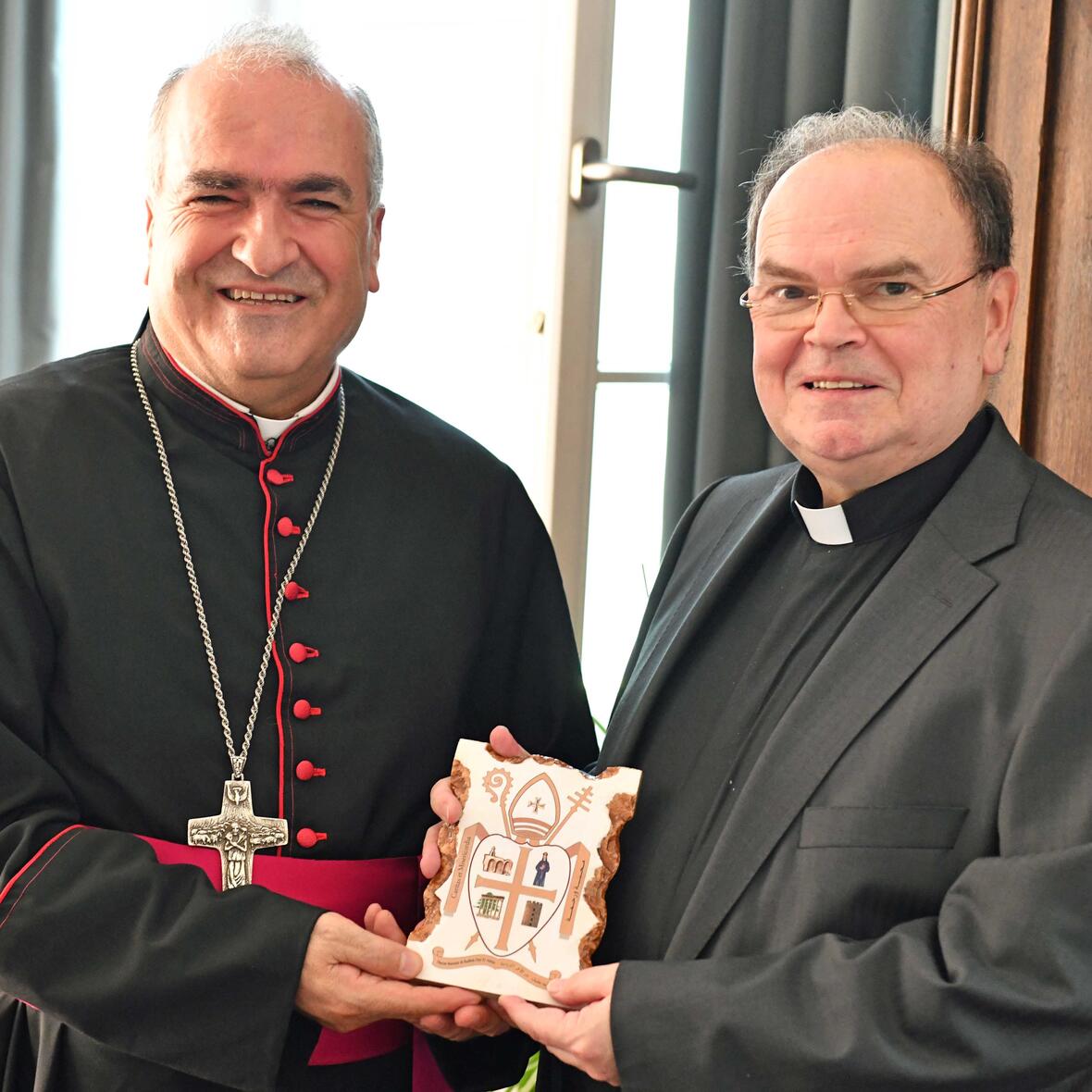 Erzbischof Rahmé überreicht Diözesanadministrator Prälat Meier als Gastgeschenk sein bischöfliches Wappen und Nüsse aus dem Libanon. (Fotos: Nicolas Schnall / pba)