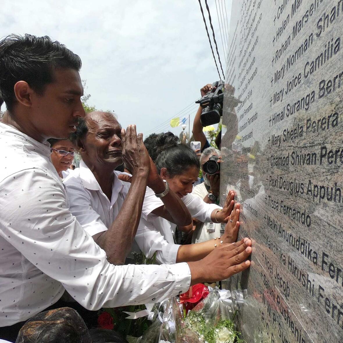 Angehörige vor einem Denkmal für Anschlagsopfer auf Sri Lanka. (Foto: Kirche in Not)