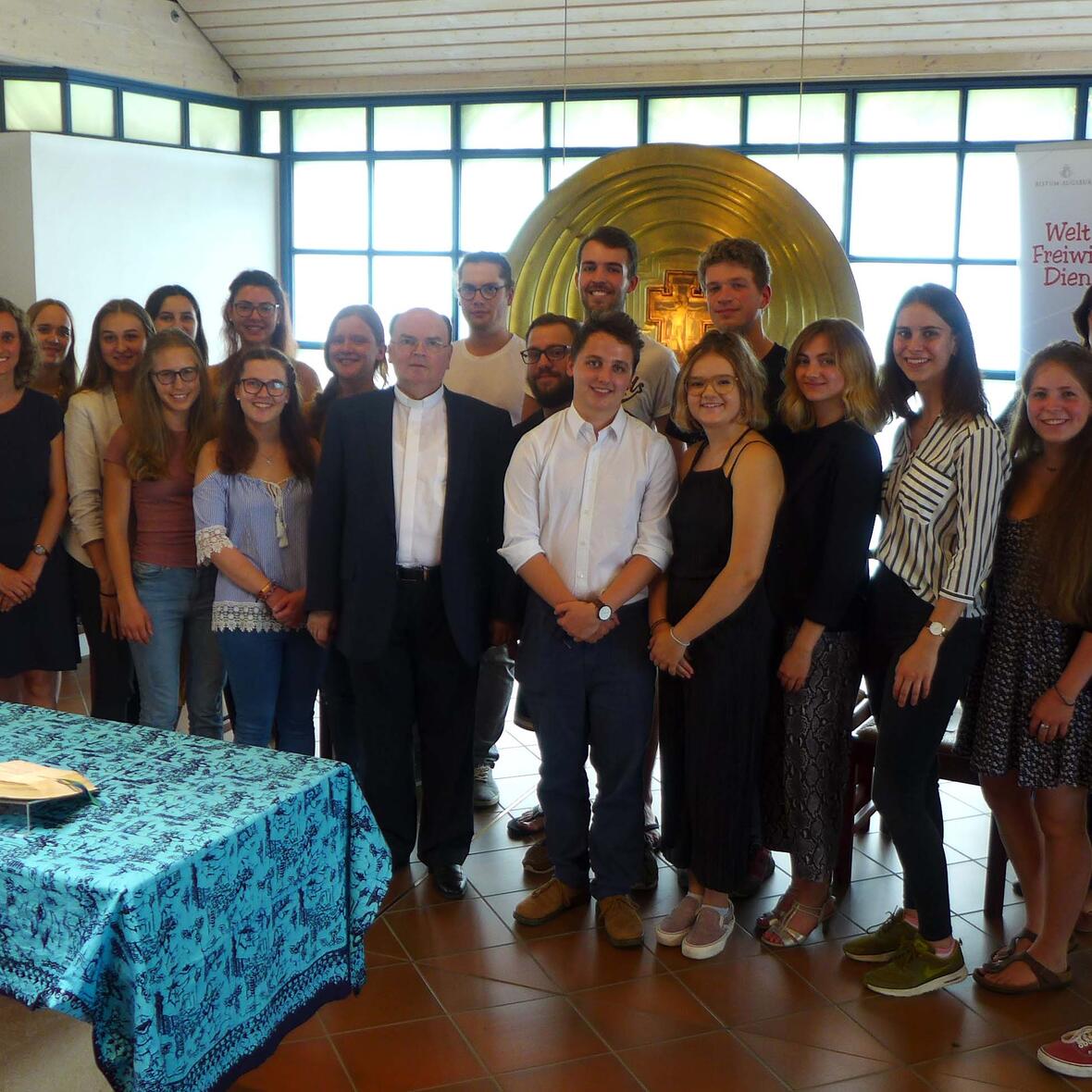 In der Kapelle des Begegnungszentrums in Ottmaring fand die diesjährige Aussendungsfeier für zehn Freiwillige statt. Die jungen Erwachsenen werden im Rahmen des Weltfreiwilligendienstes der Diözese Augsburg nach Chile, Peru, Südafrika und Uganda ausreisen. Foto: Weltfreiwilligendienst