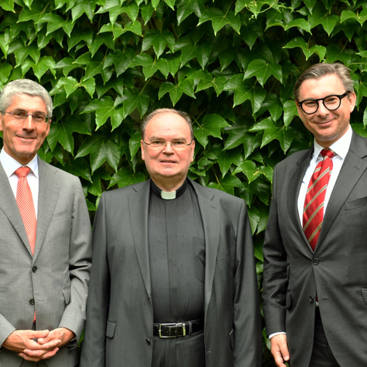 Finanzdirektor Dr. Klaus Donaubauer mit Diözesanadministrator Prälat Dr. Bertram Meier sowie seinem Nachfolger Jérôme-Oliver Quella. (Von links, Foto: Daniel Jäckel/pba)