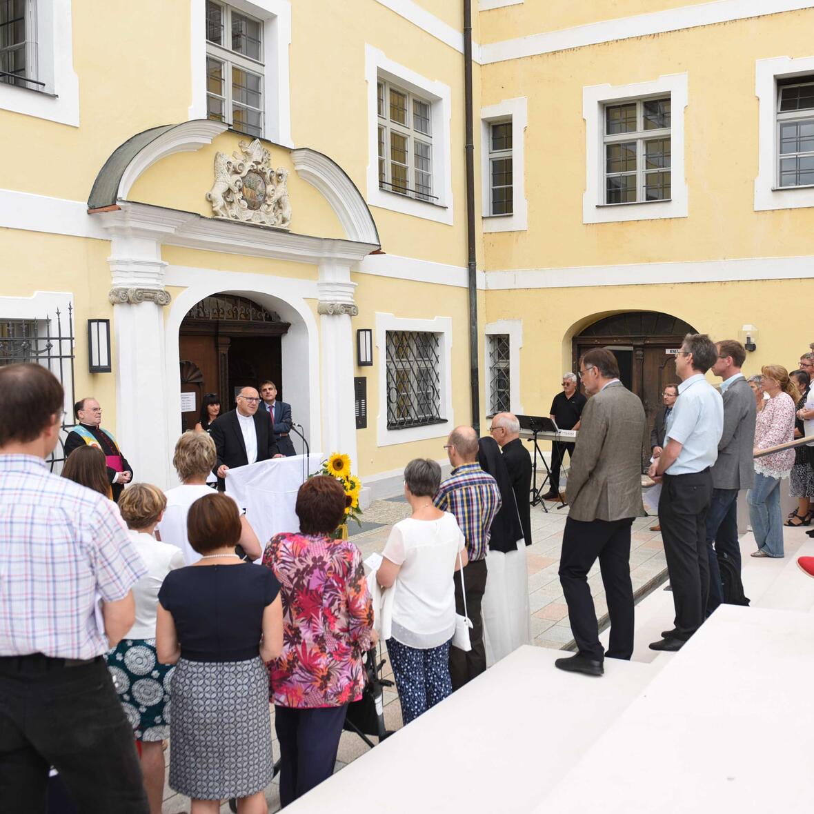 In einer Einweihungsfeier mit rund 100 Festgästen wurden die neuen Räumlichkeiten der Außenstelle gesegnet (Foto: Maria Steber / pba).