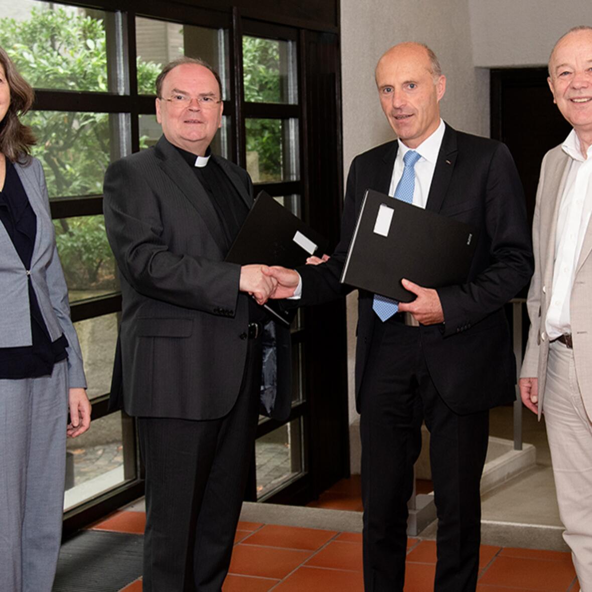 Die EFL und KJF arbeiten in Zukunft noch stärker zusammen: Helga Kramer-Niederhauser, Leiterin der EFL, Diözesanadministrator Prälat Dr. Bertram Meier sowie Markus Mayer, Vorstandsvorsitzender der KJF und Stefan Leister, stellvertretender Vorstandsvorsitzender der KJF. (v.links) Foto: Barbara Löll / pba.