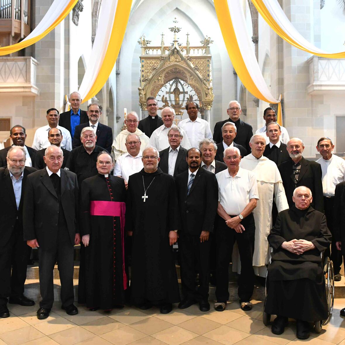 Prälat Meier zu den anwesenden Jubilaren: „Der Priester ist kein Zahnarzt, der nach Löchern sucht. Er ist ein Hochzeitslader für den Herrn.“ (Fotos: Nicolas Schnall / pba)