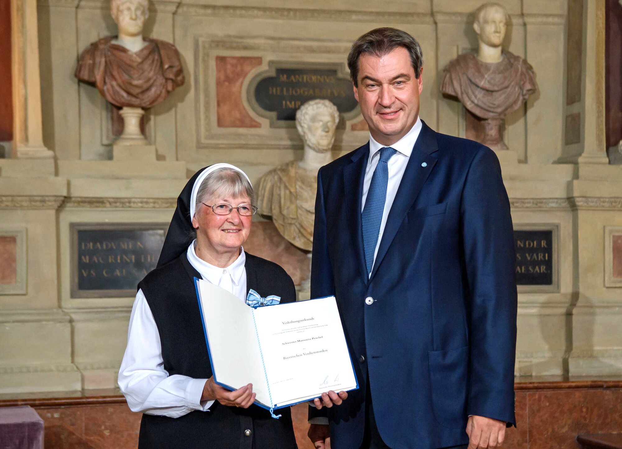Bayerischer Verdienstorden an Sr. Mansueta Peschel, langjährige Leiterin des Kinderheims Oettingen. (Foto: Bayerische Staatskanzlei)