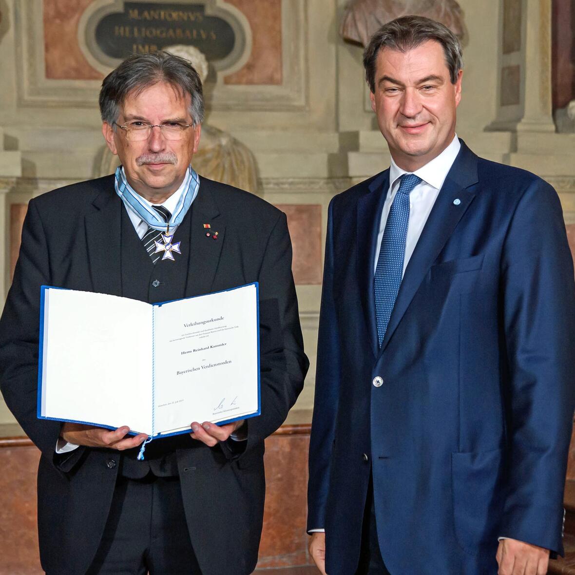 Domkapellmeister Reinhard Kammler von Ministerpräsident Söder geehrt. (Foto: Bayerische Staatskanzlei)