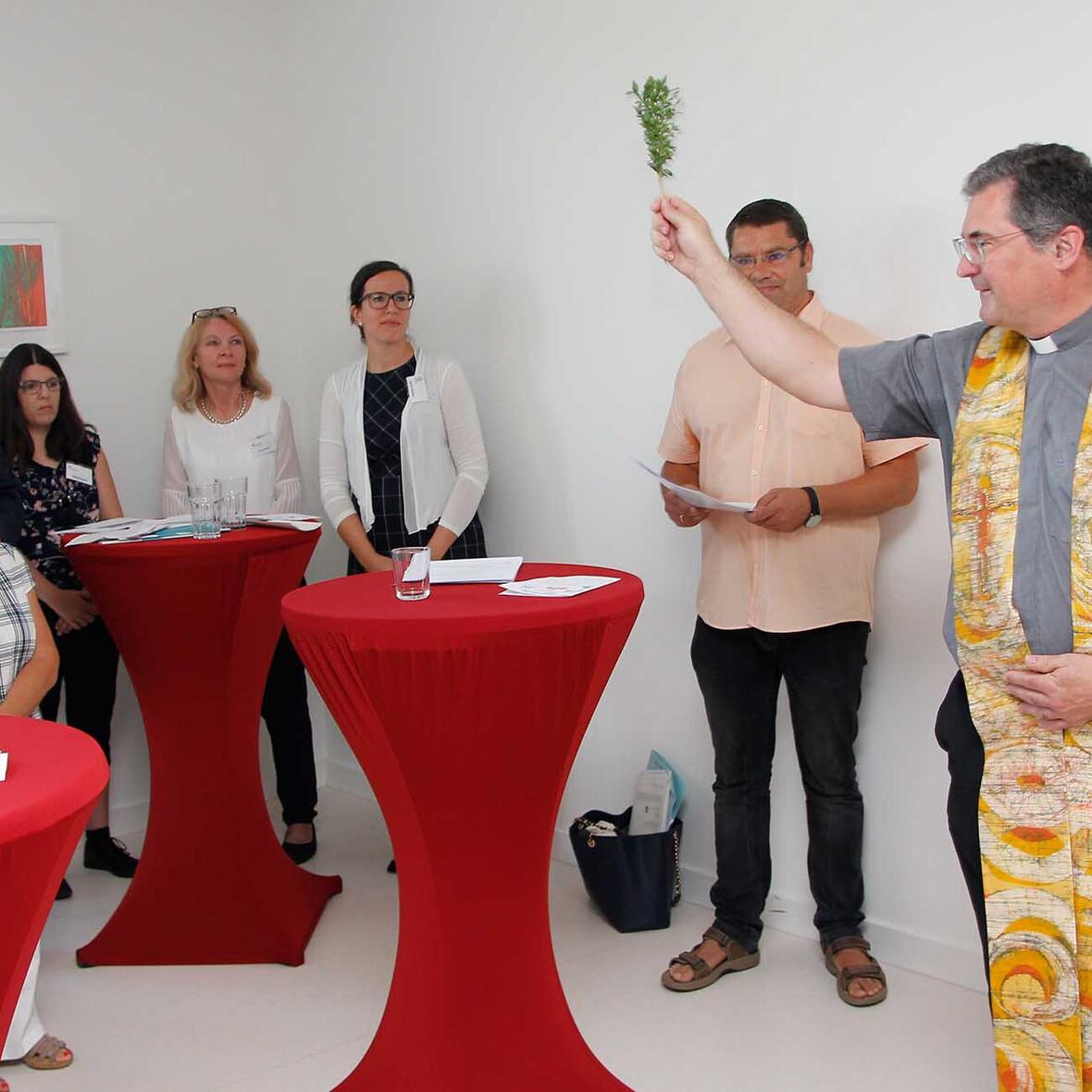 Diözesan-Caritasdirektor Domkapitular Dr. Andreas Magg segnete die Menschen und die Räume des Büros Fachkraft Leichte Sprache, des Fach-Zentrums für Leichte Sprache und der Beratungsstelle Unterstützte Kommunikation. (Foto: Caritas Augsburg / Bernhard Gattner).      