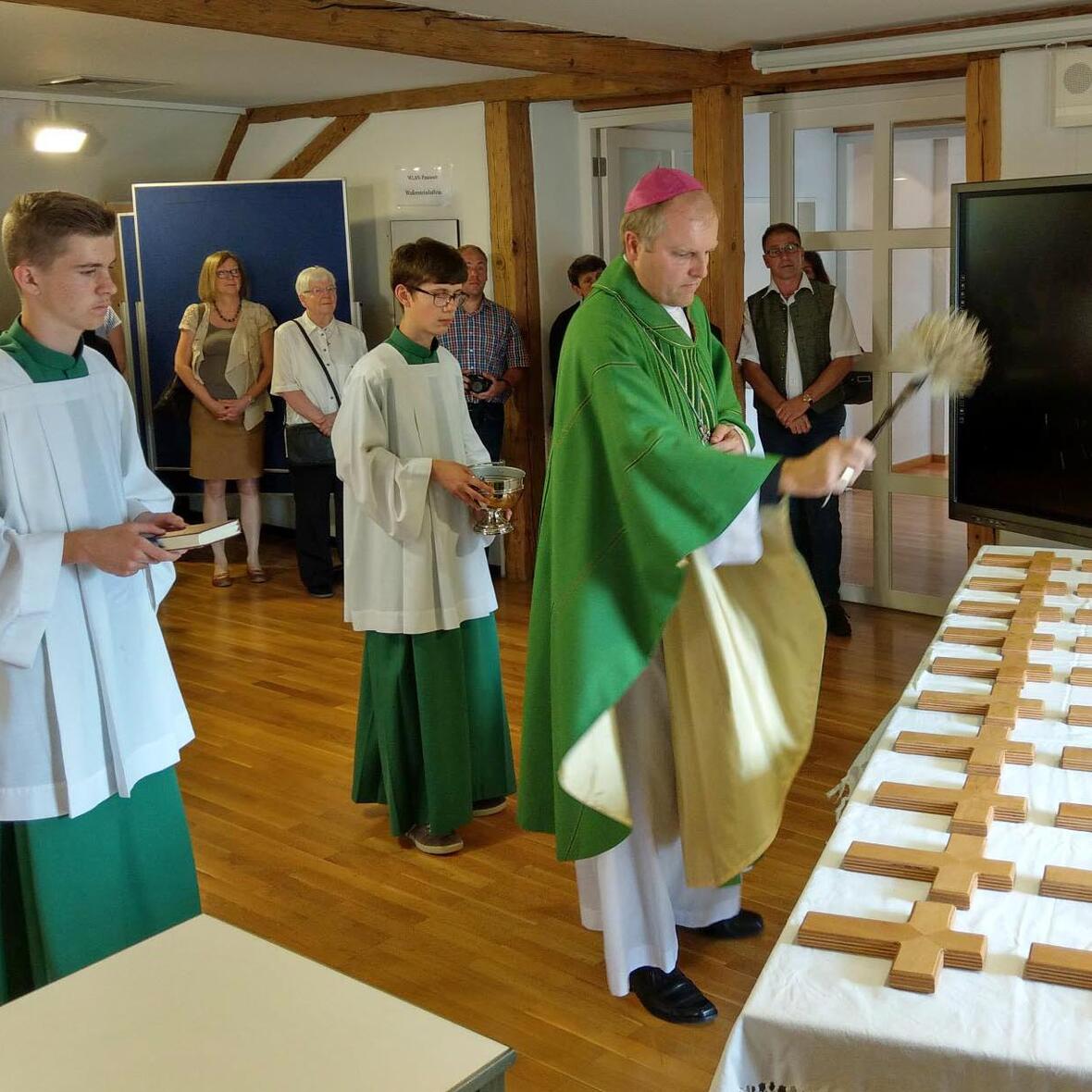 Weihbischof Wörner segnete unter anderem die Kreuze für jeden Raum. (Fotos: Schulwerk / Walch)