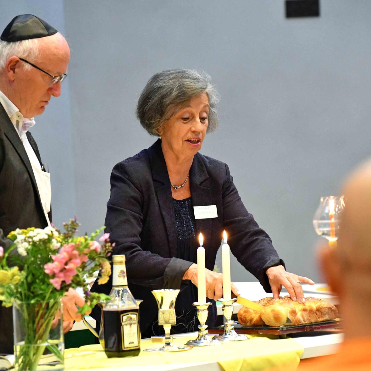 Der Segen über die Schabbat-Brote ist im Judentum ein Dank an den Allmächtigen. (Fotos: Daniel Jäckel / pba)