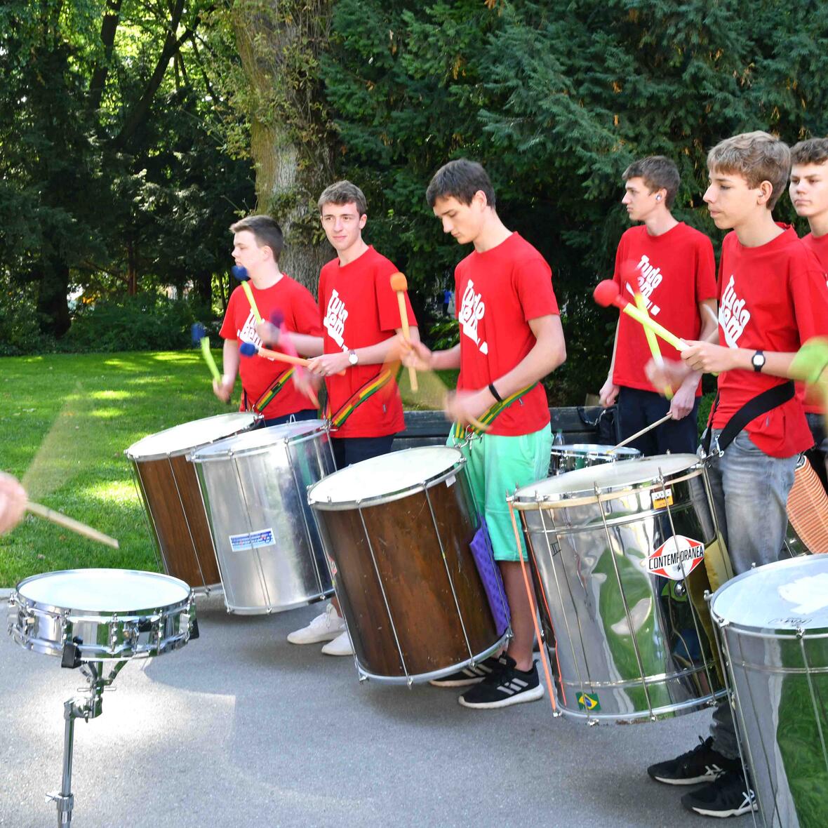 Die Percussiongruppe "Tudo bem" (Alles klar) vom Peutinger-Gymnasium sorgte am Streckenrand für flotte Rhythmen und gute Stimmung. (Foto: Nicolas Schnall / pba)