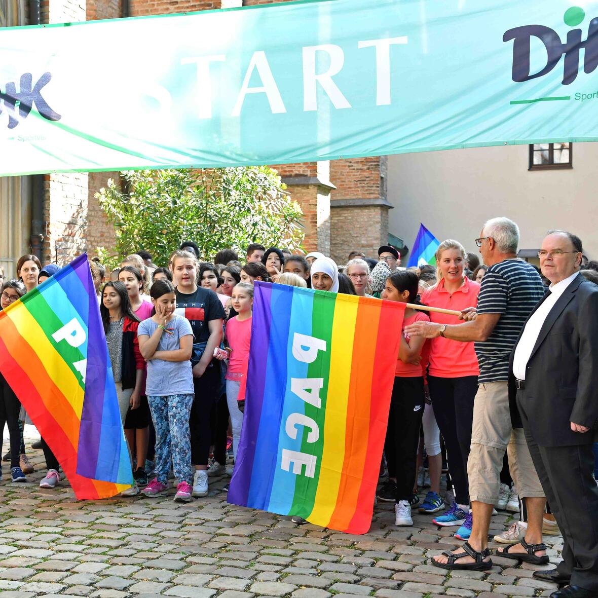 840-schueler-machen-dem-frieden-beine3510078