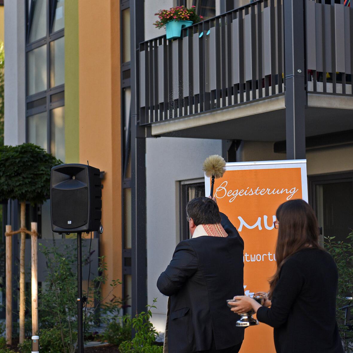 Domkapitular Monsignore Harald Heinrich bei der Segnung. (Foto: Simone Zwikirsch / pba)