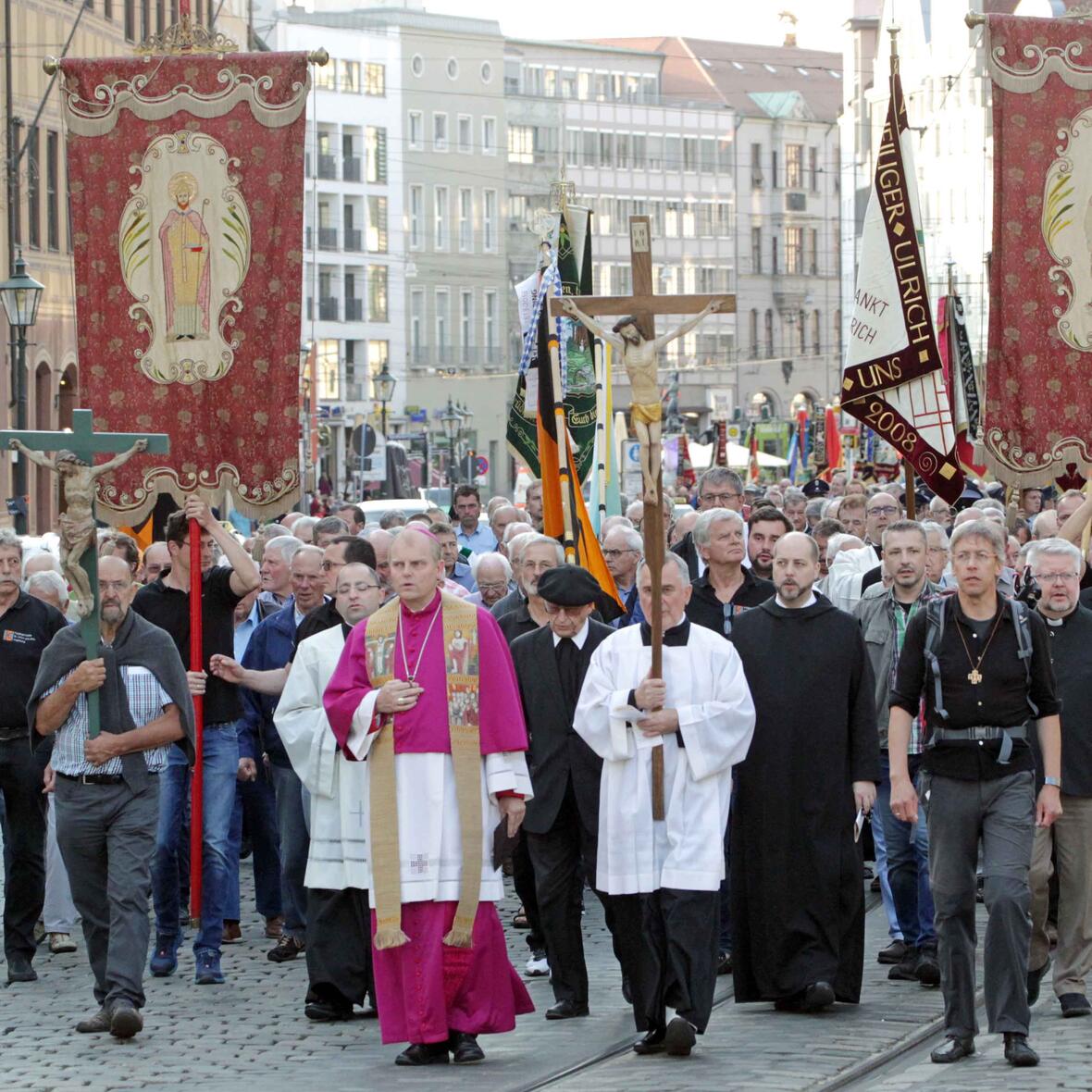 Hunderte Männer sind gestern wieder zur Ulrichsbasilika gepilgert (Fotos: Annette Zoepf / pba).