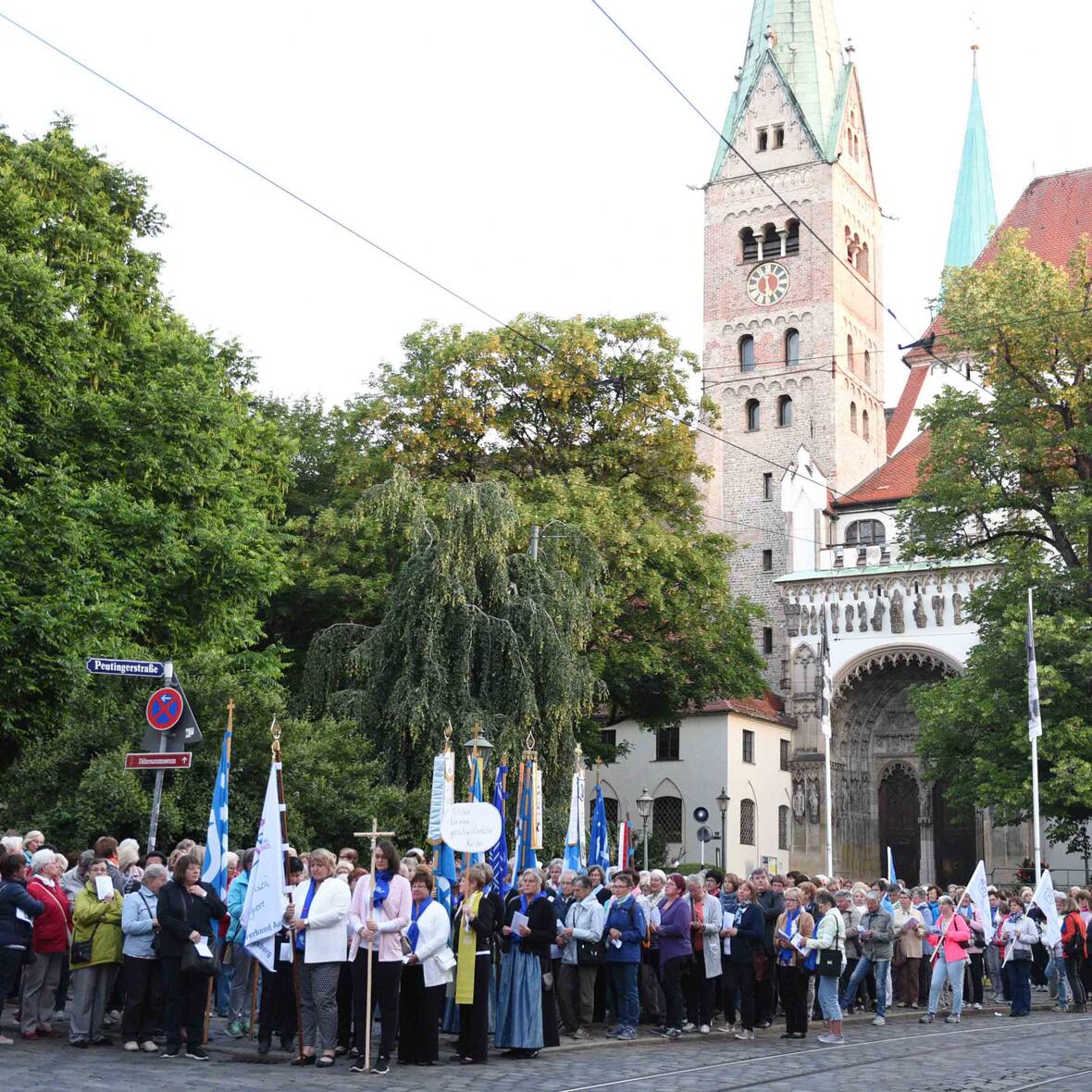 Rund 500 Frauen machten sich heute bei der Frauenwallfahrt singend und betend auf den Weg. (Foto: Maria Steber / pba)