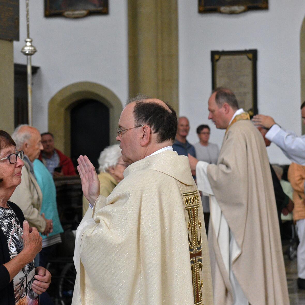 Diözesanadministrator Prälat Dr. Bertram Meier sowie zahlreiche weitere Priester spendeten heute während eines Gottesdienstes für die ältere Generation den Einzelsegen. (Foto: Simone Zwikirsch / pba)