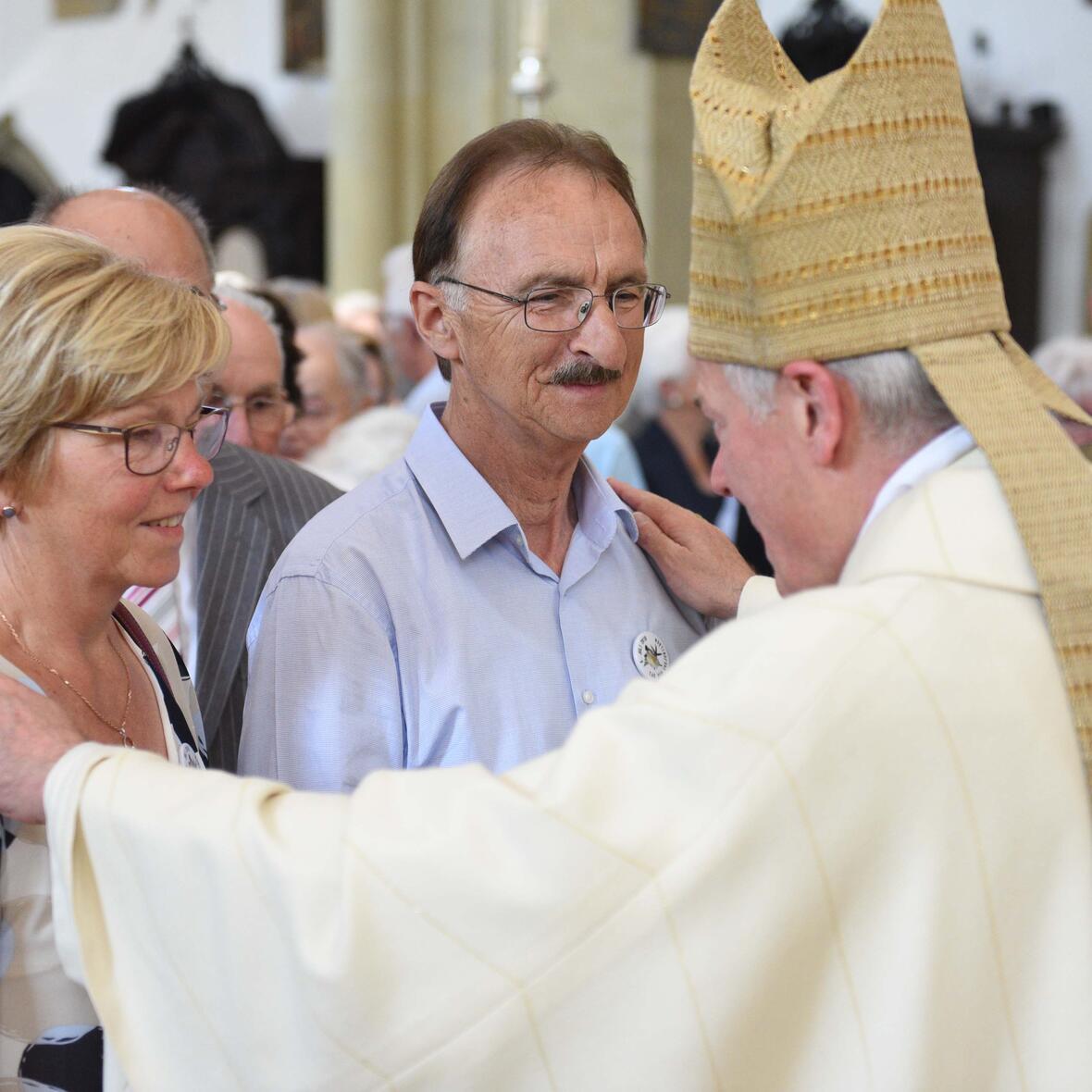 Nach dem Pontifikalgottesdienst konnten die Ehepaare den Einzelsegen empfangen. (Foto: Maria Steber / pba) 