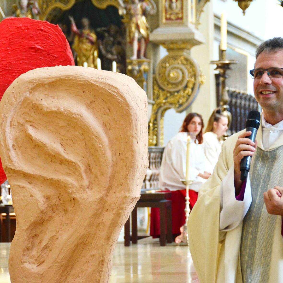 Domkapitular Armin Zürn feierte mit Mitarbeitern, Kindern und Jugendlichen aus Einrichtungen der Katholischen Jugendfürsorge Gottesdienst. (Foto: Winfried Karg / KJF)
