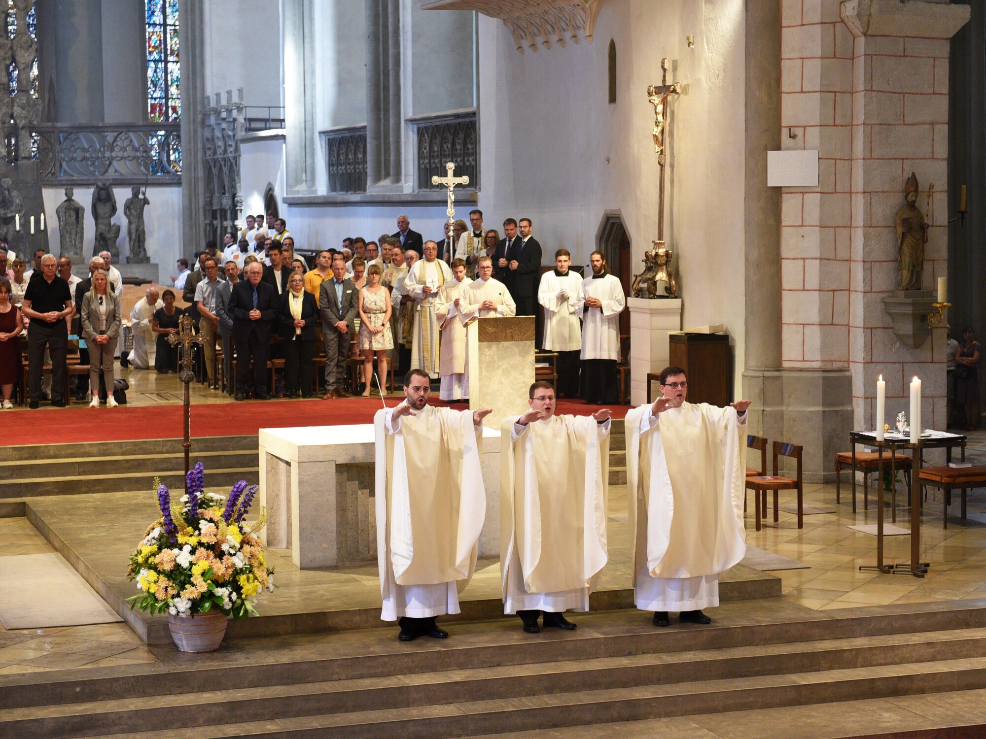 Die neugeweihten Priester spenden den Primizsegen. (Foto_Simone Zwikirsch_pba)
