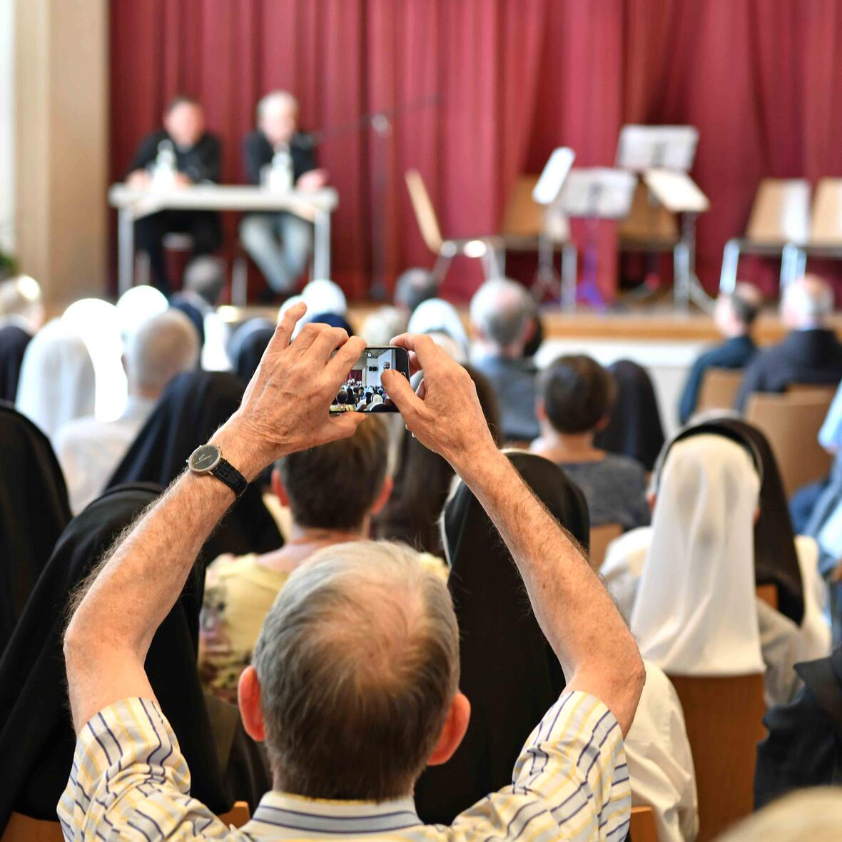 Wie kann es gelingen, miteinander Kirche zu sein? Auf diese Frage formulierte Kardinal João Braz de Aviz vor 150 Ordensleuten im Kolpingsaal Impulse. (Fotos: Nicolas Schnall / pba)