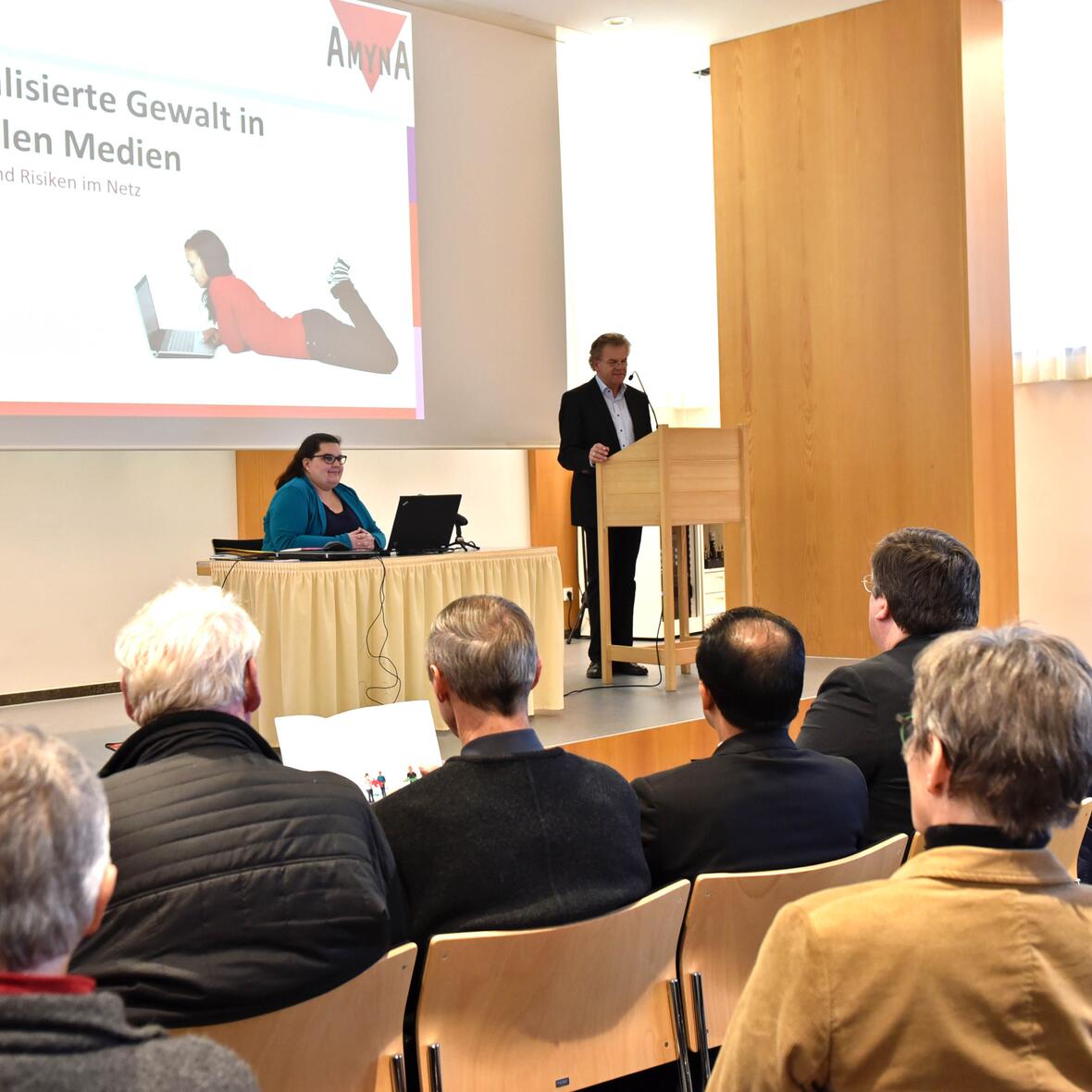 Bernhard Scholz, Präventionsbeauftragter der Diözese Augsburg, stellt die Referentin Yvonne Oeffling vom Verein Amyna vor. (Fotos: Romana Kröling / pba)