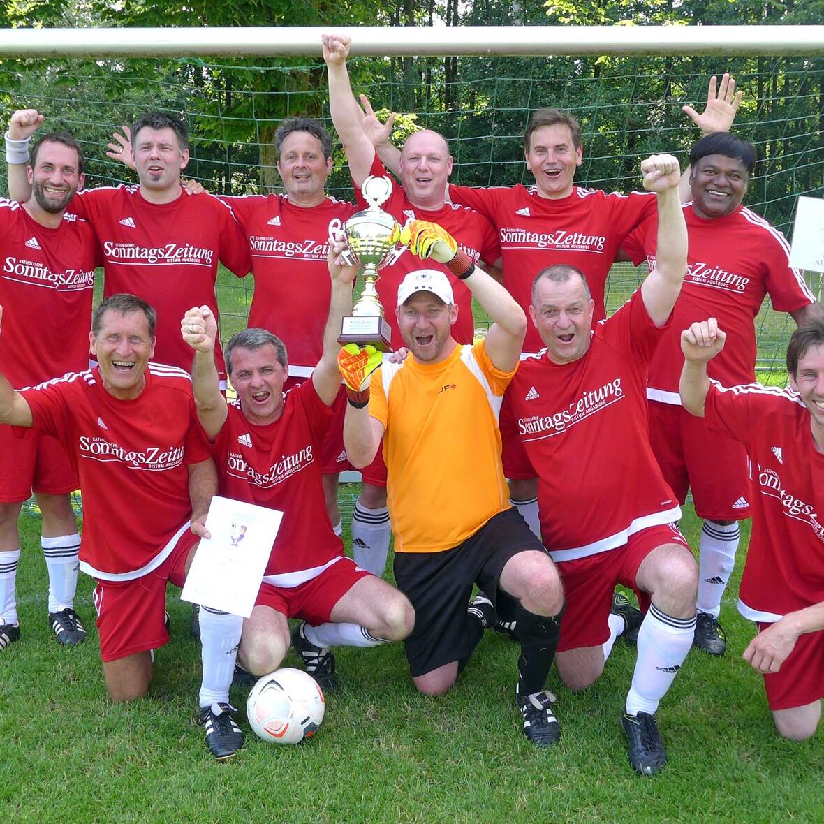 Siegreiche Kicker: Nach kurzem Zwischenaufenthalt in Passau kehrt der Wanderpokal wieder nach Augsburg zurück. (Foto: privat) 