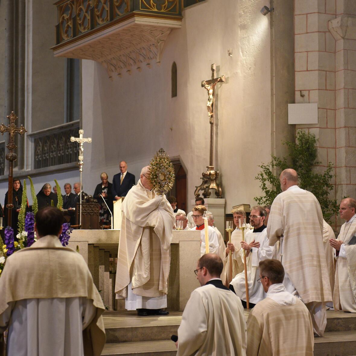 Augrund schlechter Witterung wurde die Fronleichnamsprozession heuer im Augsburger Dom begangen. (Foto: Simone Zwikirsch)