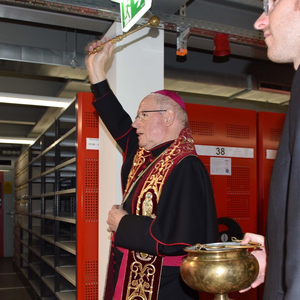 Bischof Konrad bei der Segnung des Archiv-Magazins. (Fotos: Maria Steber/Pressestelle Bistum Augsburg)