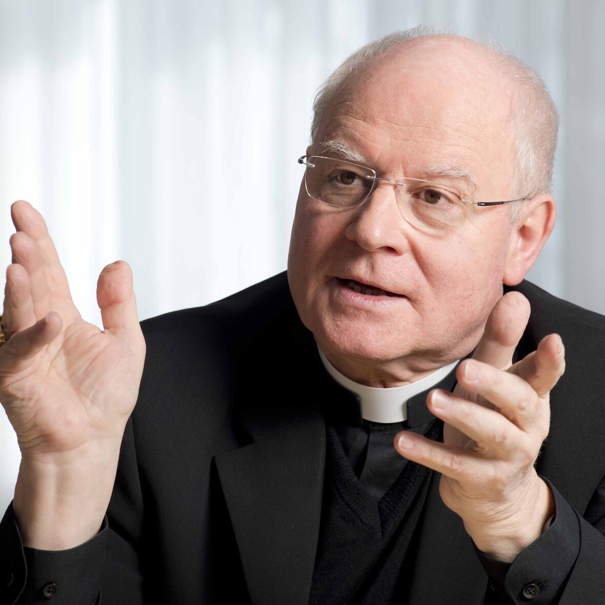 Bischof Konrad äußert sich zu kirchlichen und gesellschaftspolitischen Themen und erzählt von seinen Plänen für den Ruhestand. (Foto: Bernd Müller / pba)