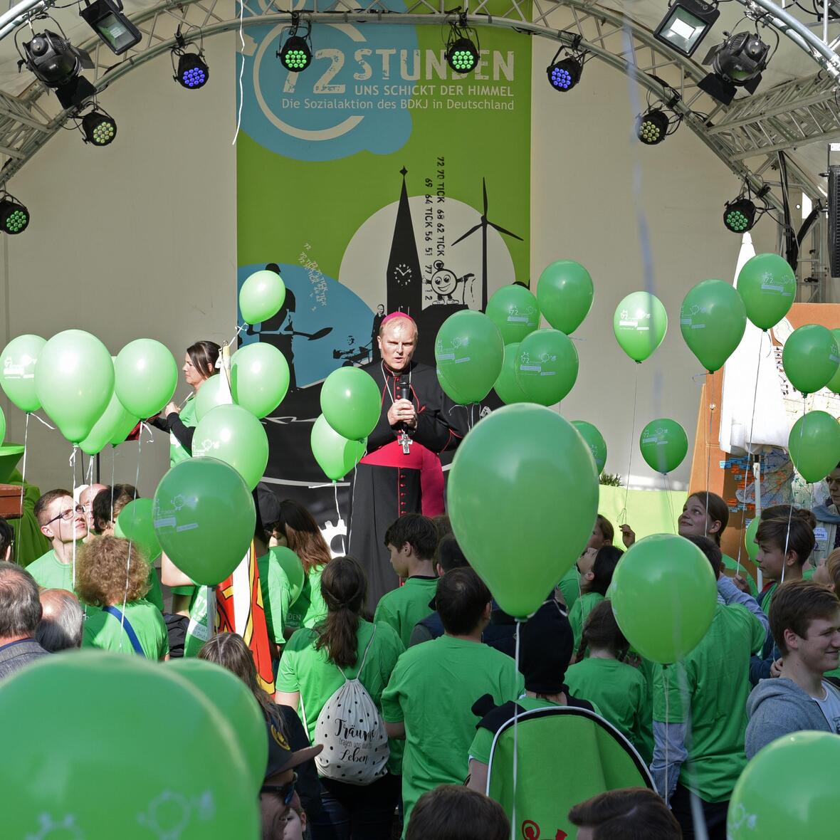 72 Stunden Nächstenliebe: Mit seinem Segen hat Weihbischof Florian Wörner heute die 72-Stunden-Aktion für das Bistum Augsburg eröffnet. (Foto:Simone Zwikirsch/pba)