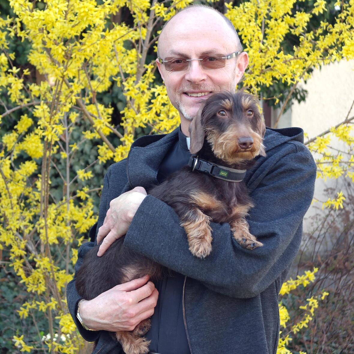 Dekan Adolf Rossipal mit einem seiner beiden Hunde. (Foto: Alicia Zeller / pba)