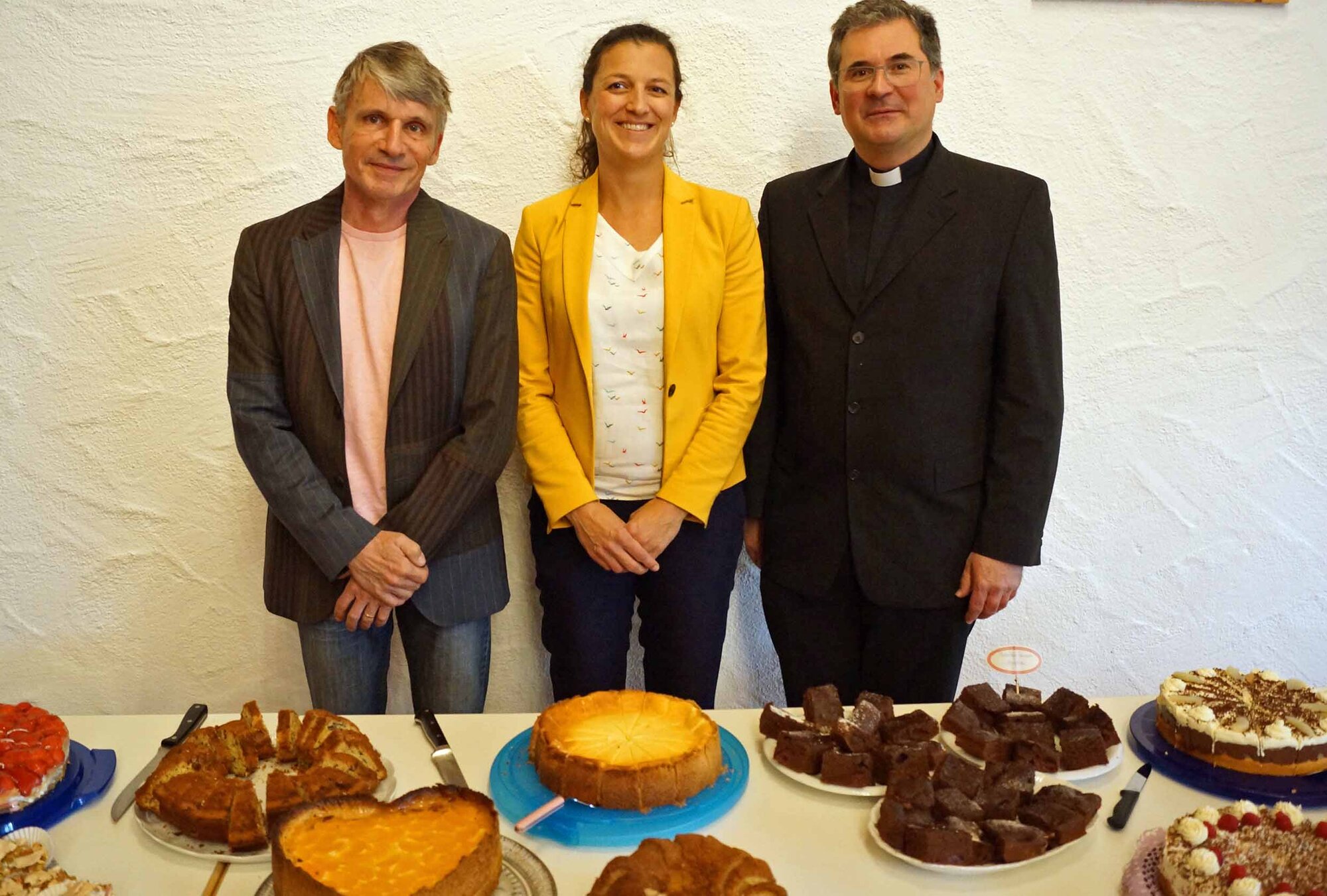 Diözesan-Caritasdirektor Domkapitular Dr. Andreas Magg, Caritas-Geschäftsführerin Jennifer Wörz und Ulrich Schwarzenberger vom Diözesan-Caritasverband bedankten sich auch mit einem großen Kuchenbuffet.