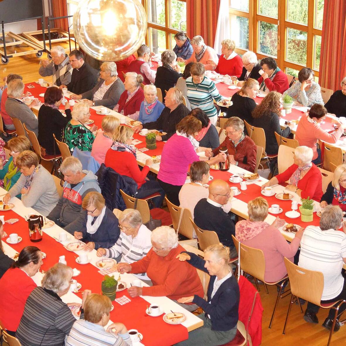 Bei Kaffee und Kuchen konnten sich die Caritas-SammlerInnen über ihre Erfahrungen austauschen. (Foto: Caritas Augsburg / Miriam Schnitzler)