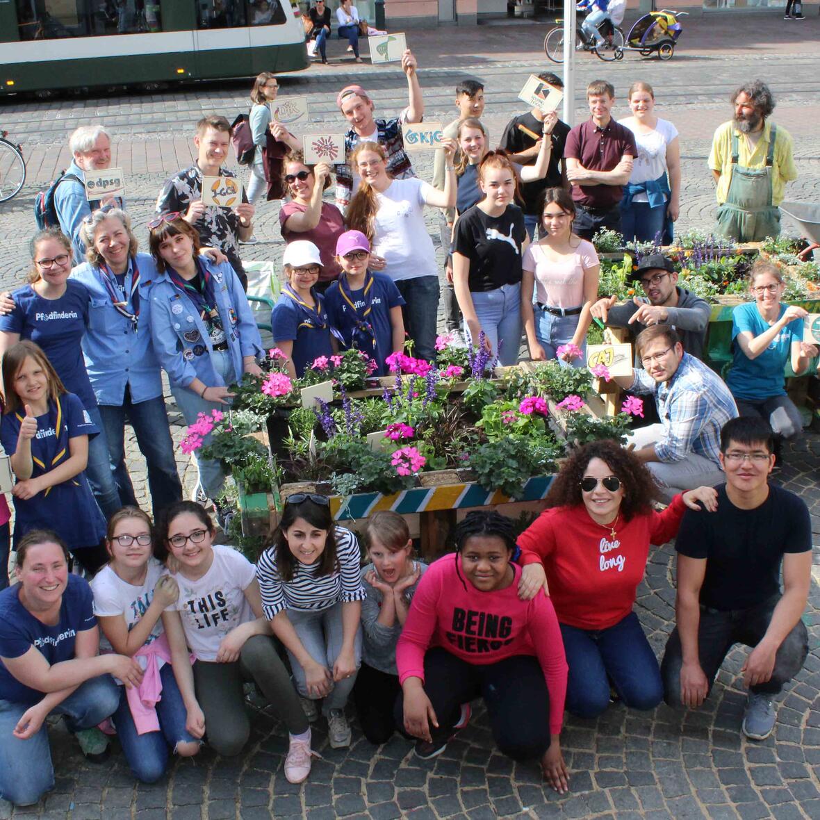In drei Hochbeeten am Moritzplatz erblühen ab sofort nicht nur Blumen und Kräuter, sondern auch Gebete, Gedanken und persönliche Impulse. Fotos: Julia Spanier / BDKJ
