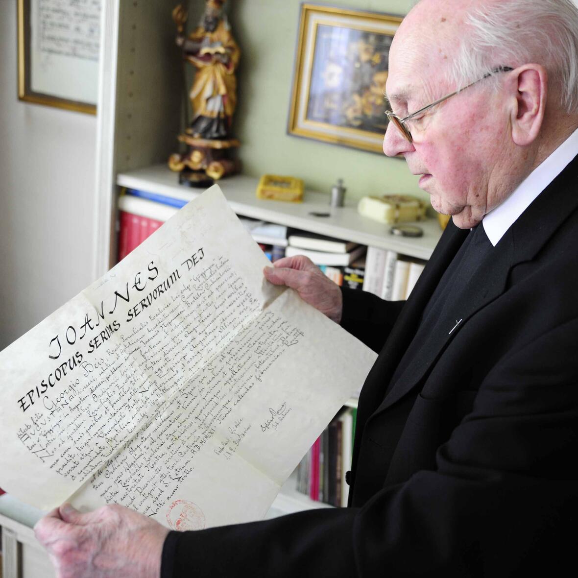 Georg Beis mit der päpstlichen Ernnenungsurkunde von 1961.