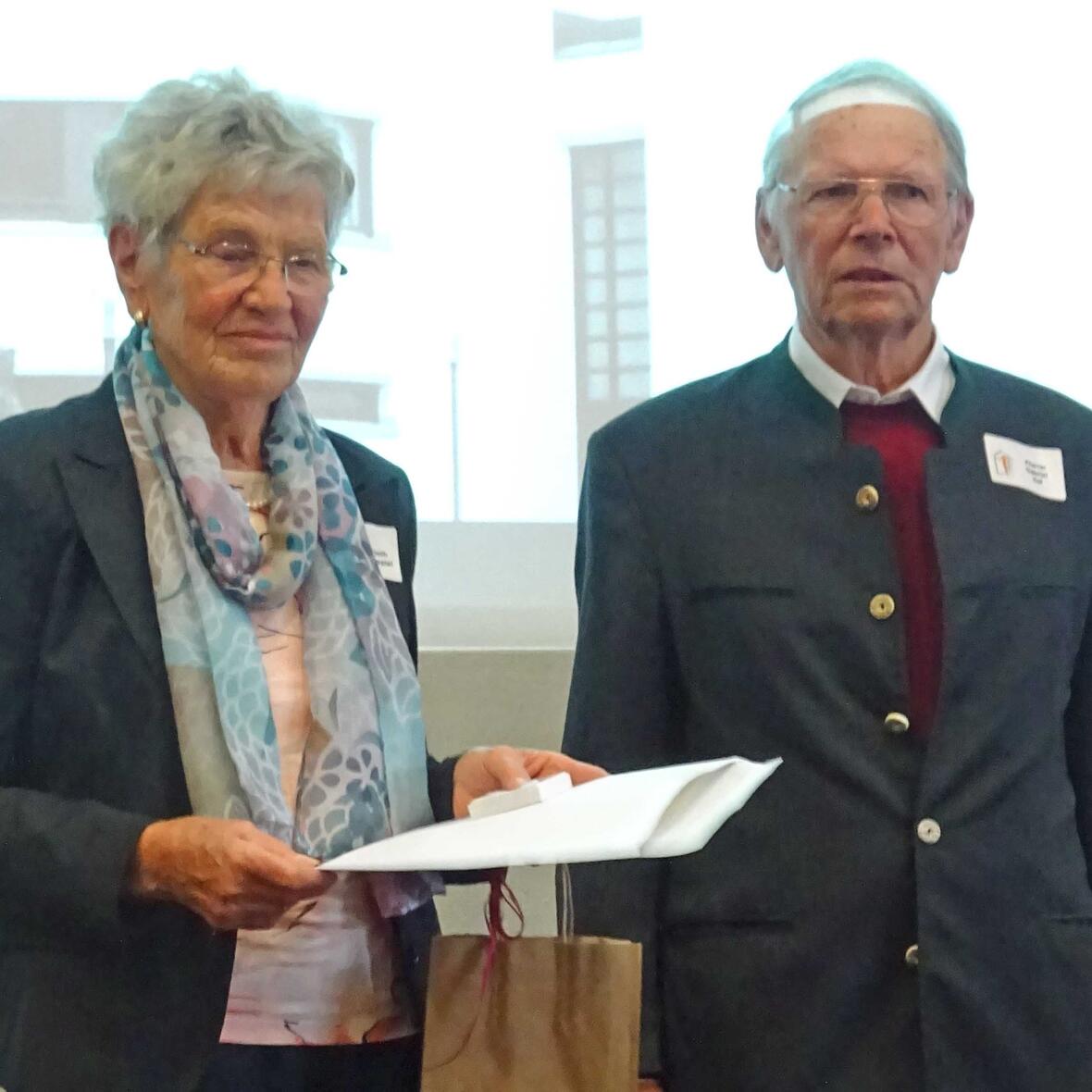 50 Jahre im Dienst als Pfarrhaushälterin: Elisabeth Waltenspiel bei Ruhestandspfarrer Gabriel Haf. (Foto: Roswitha Böck)