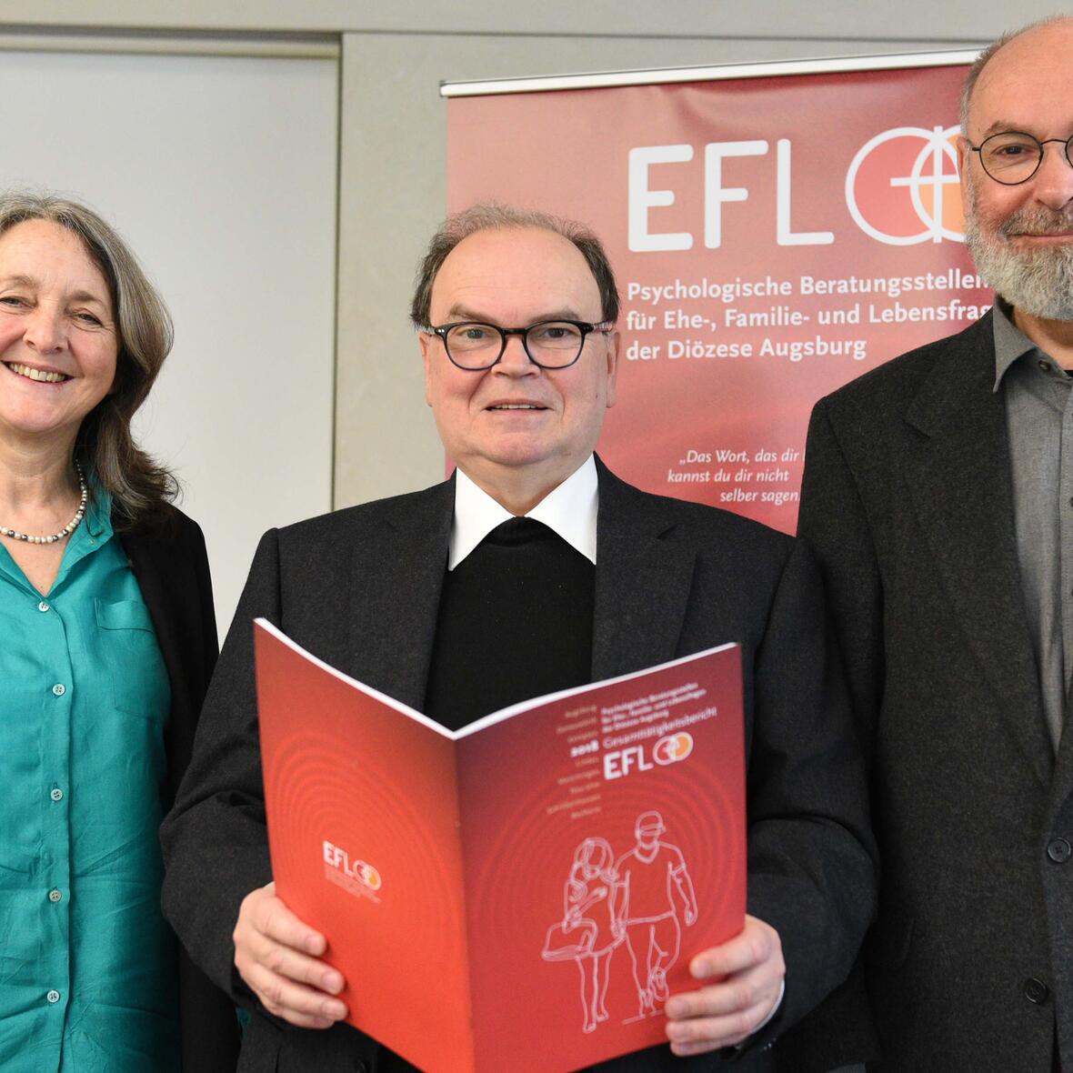 Von links: Helga Kramer-Niederhauser, die Gesamtleiterin der EFL-Beratungsstellen, Seelsorgeamtsleiter Prälat Dr. Bertram Meier und der stellvertretende Leiter der EFL, Pfarrer Klaus Cuppok. (Foto: Maria Steber/pba)